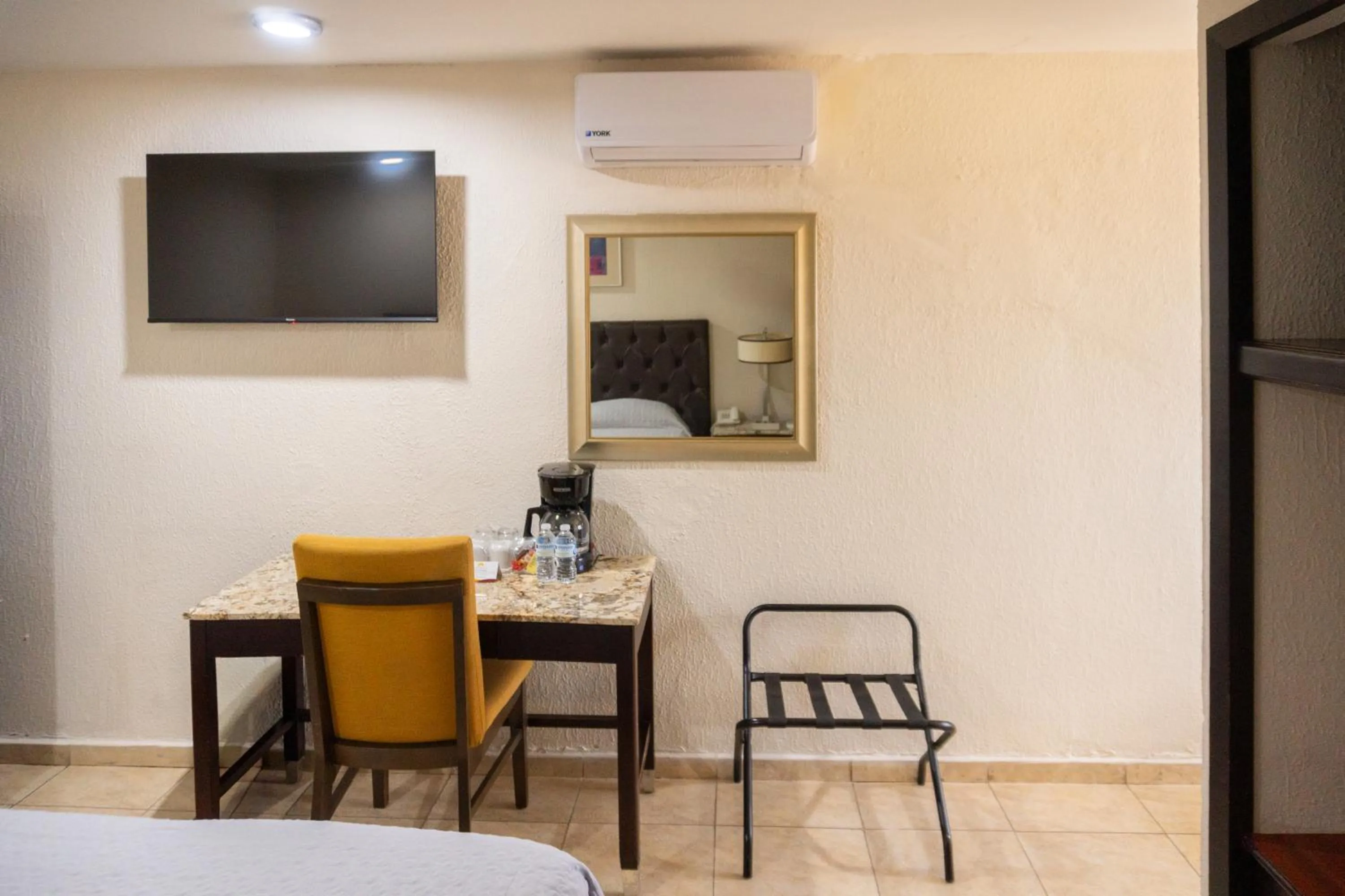 air conditioner, Bed in Hotel America Palacio