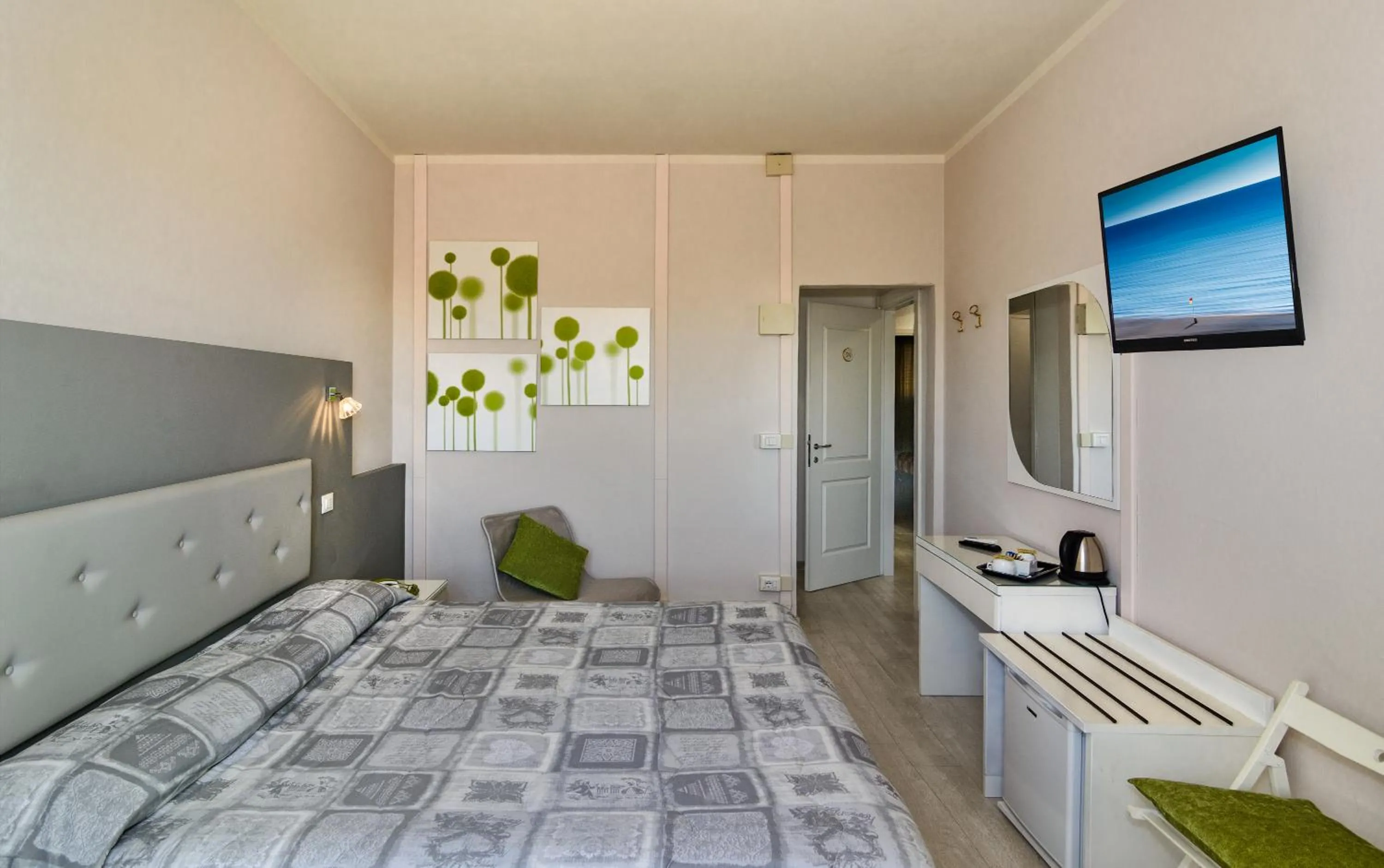 Photo of the whole room, Bed in City Hotel