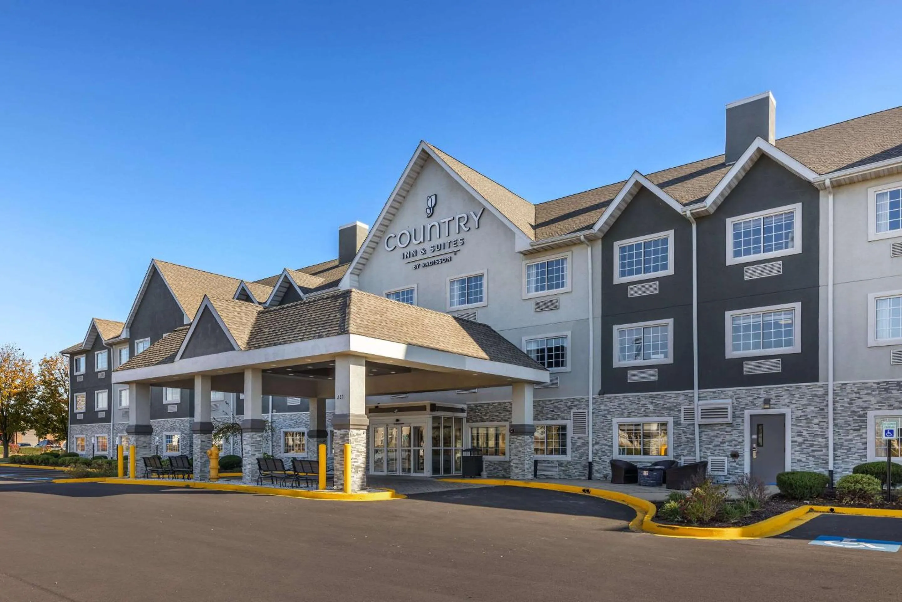 Property building in Country Inn & Suites by Radisson Bolingbrook, I-55