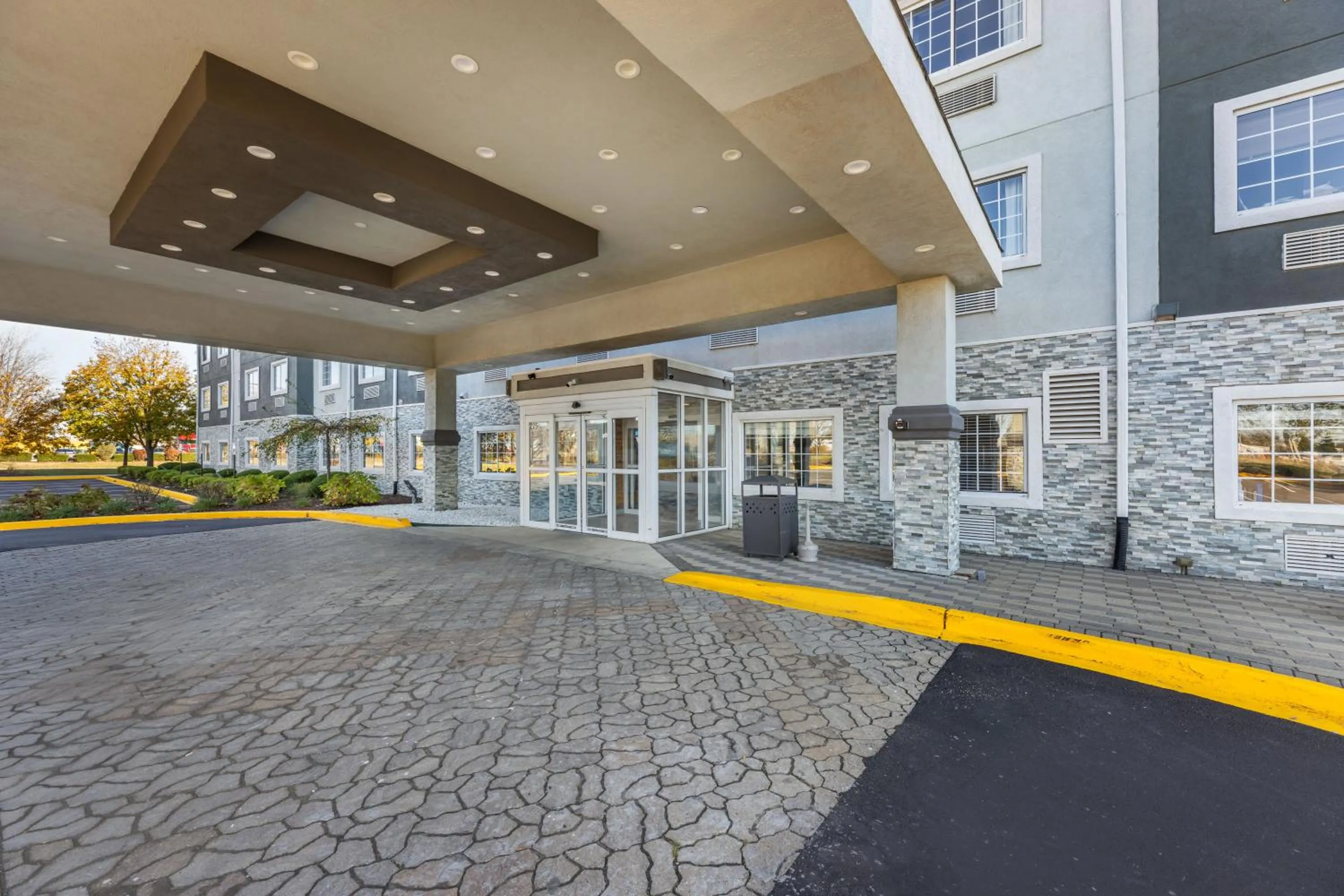 Property building in Country Inn & Suites by Radisson Bolingbrook, I-55