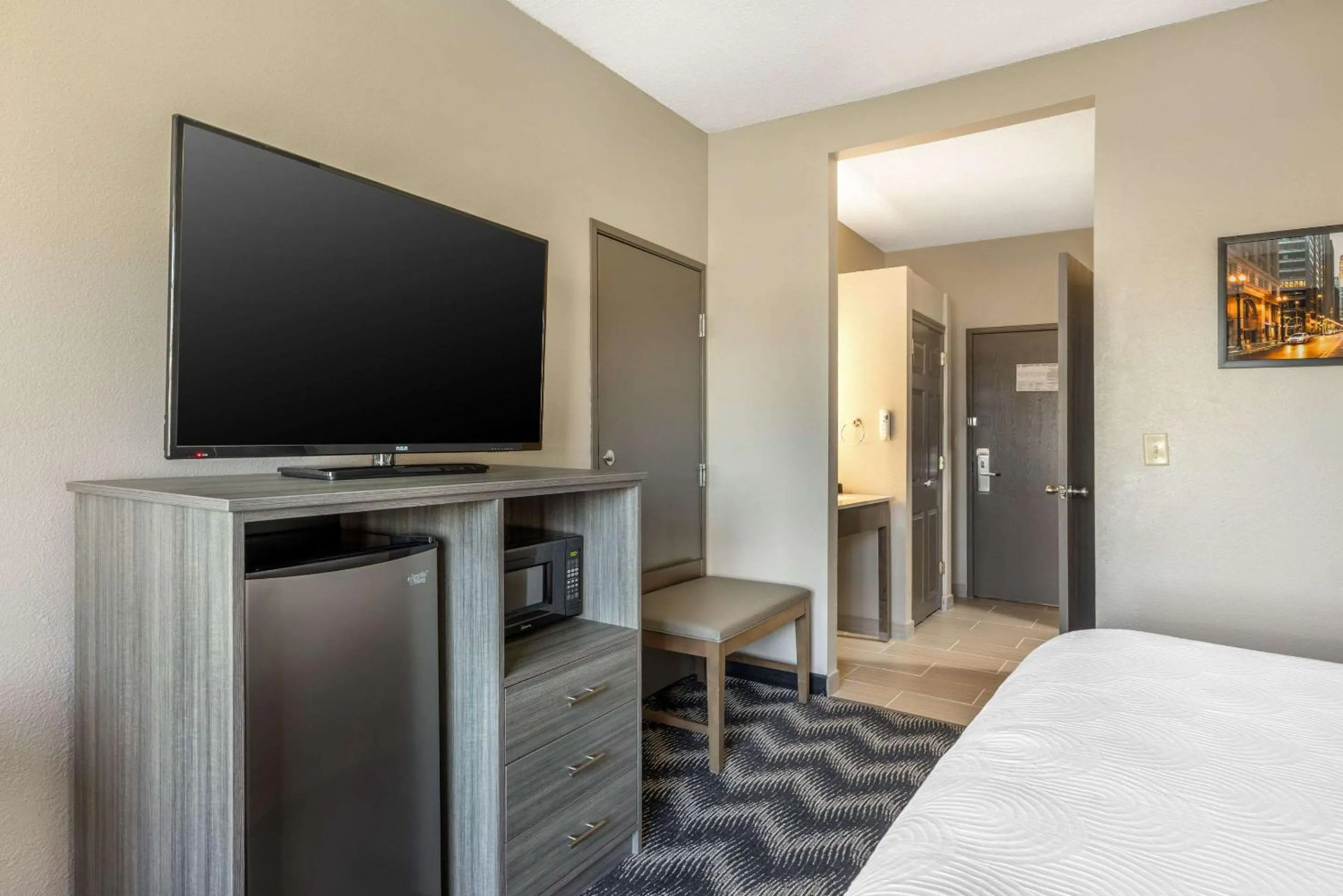 Bedroom, Bed in Country Inn & Suites by Radisson Bolingbrook, I-55