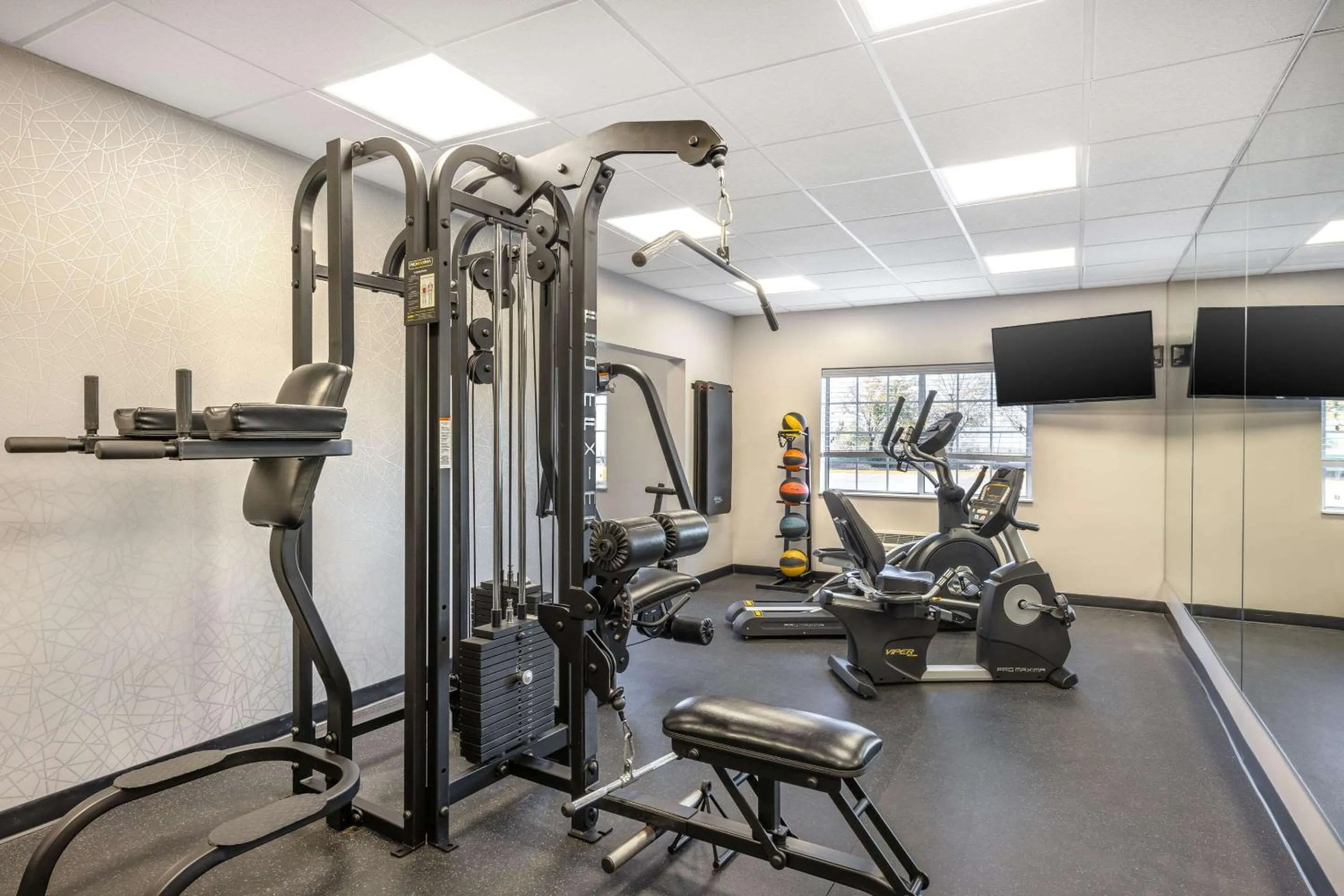 Fitness centre/facilities in Country Inn & Suites by Radisson Bolingbrook, I-55
