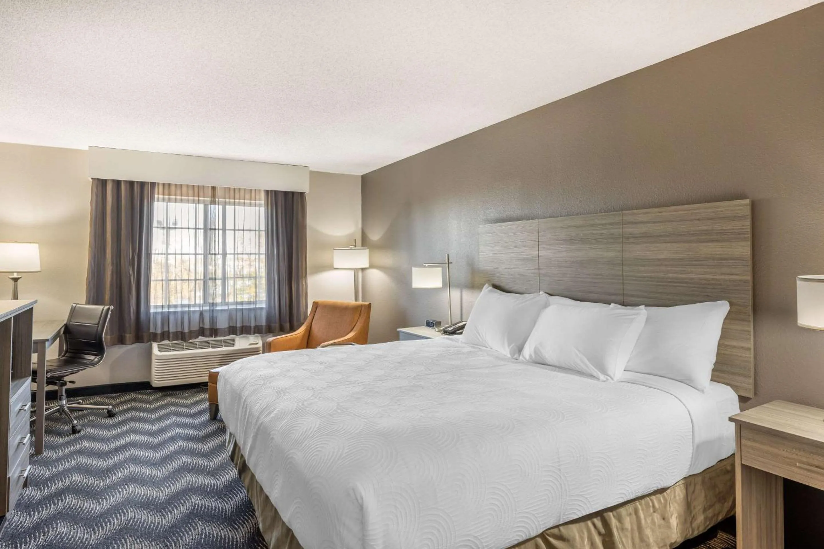 Bedroom, Bed in Country Inn & Suites by Radisson Bolingbrook, I-55