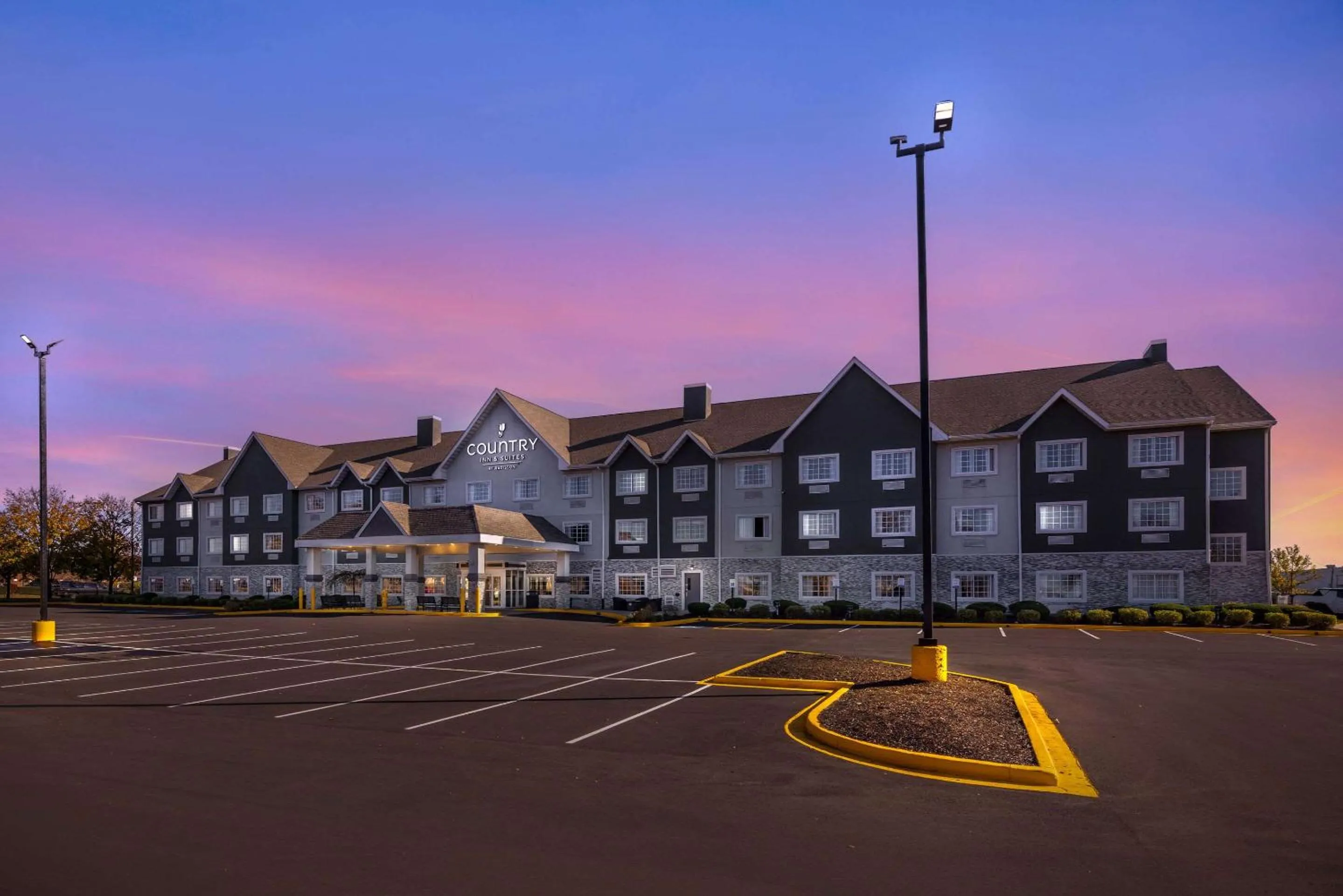 Property building in Country Inn & Suites by Radisson Bolingbrook, I-55