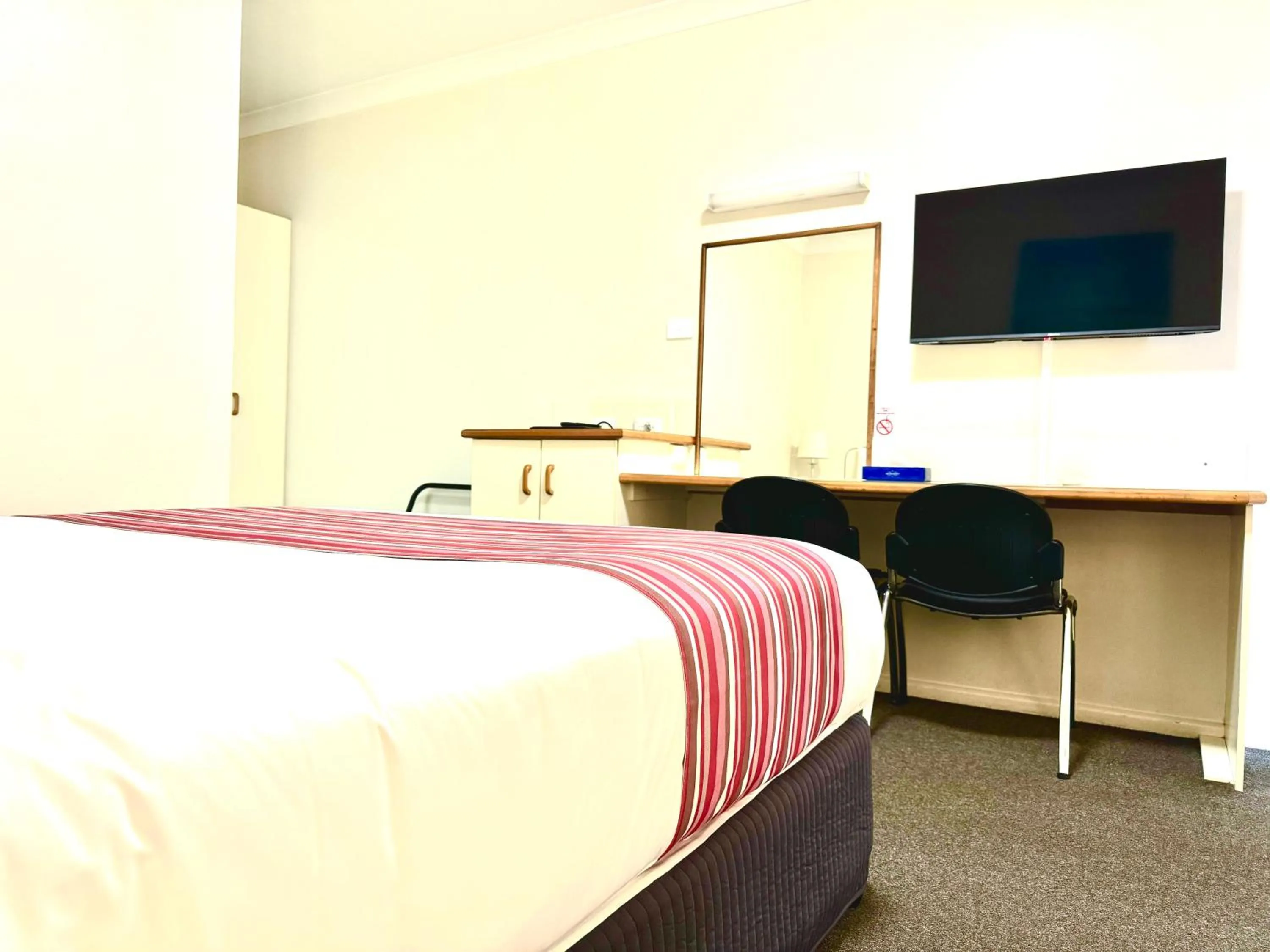 Photo of the whole room, Bed in Golfview Motor Inn