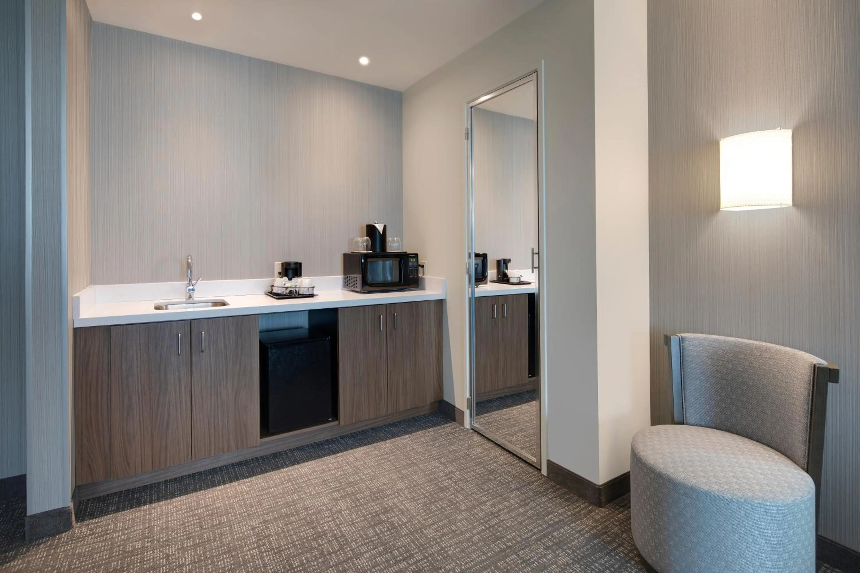 Seating area in Courtyard by Marriott Atlanta Vinings/Galleria