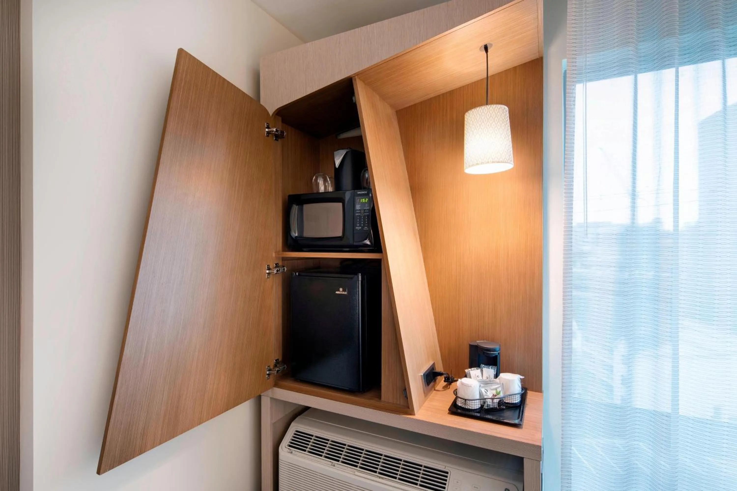 Photo of the whole room in Courtyard by Marriott Atlanta Vinings/Galleria