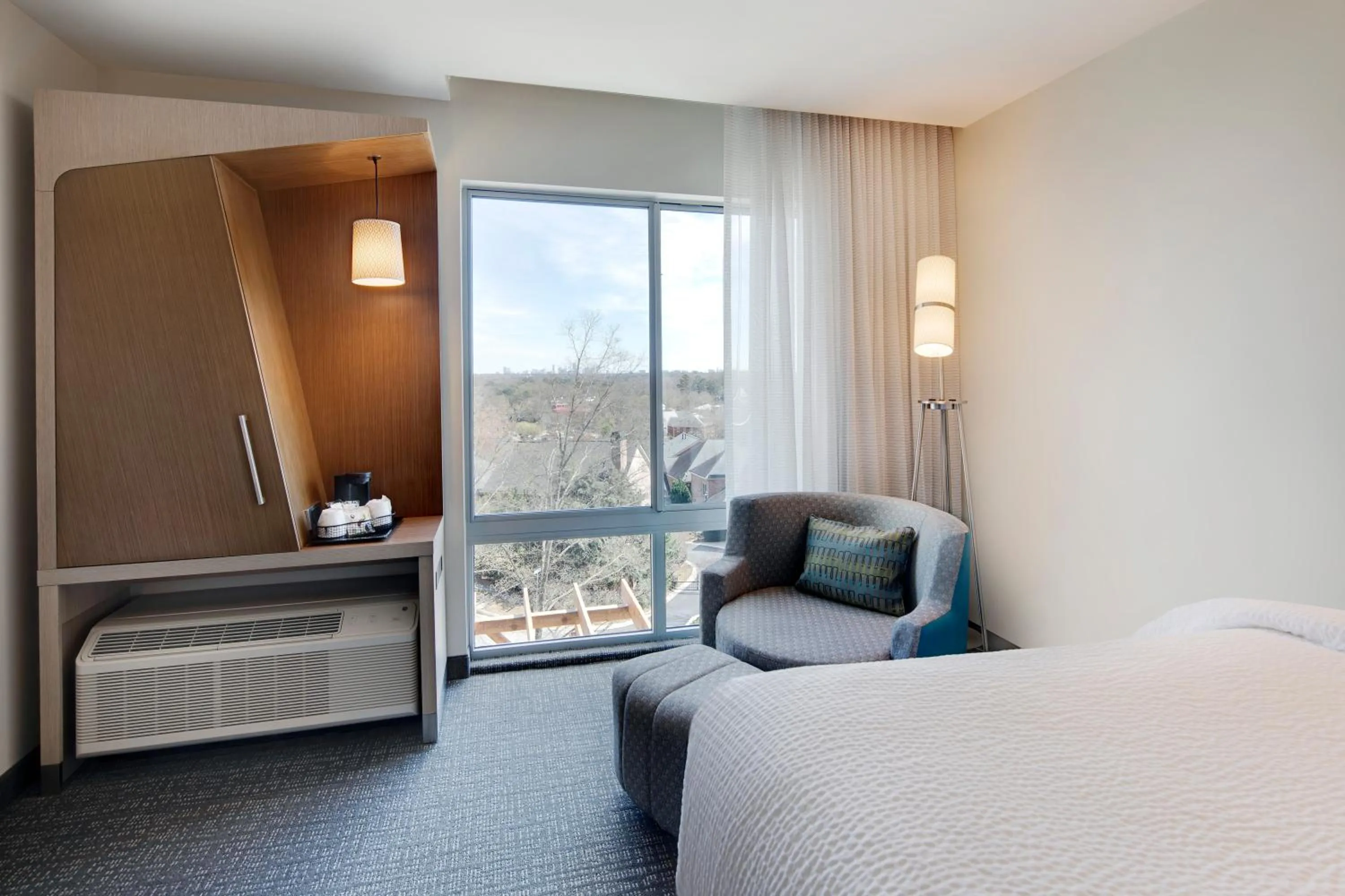 Coffee/tea facilities, Bed in Courtyard by Marriott Atlanta Vinings/Galleria