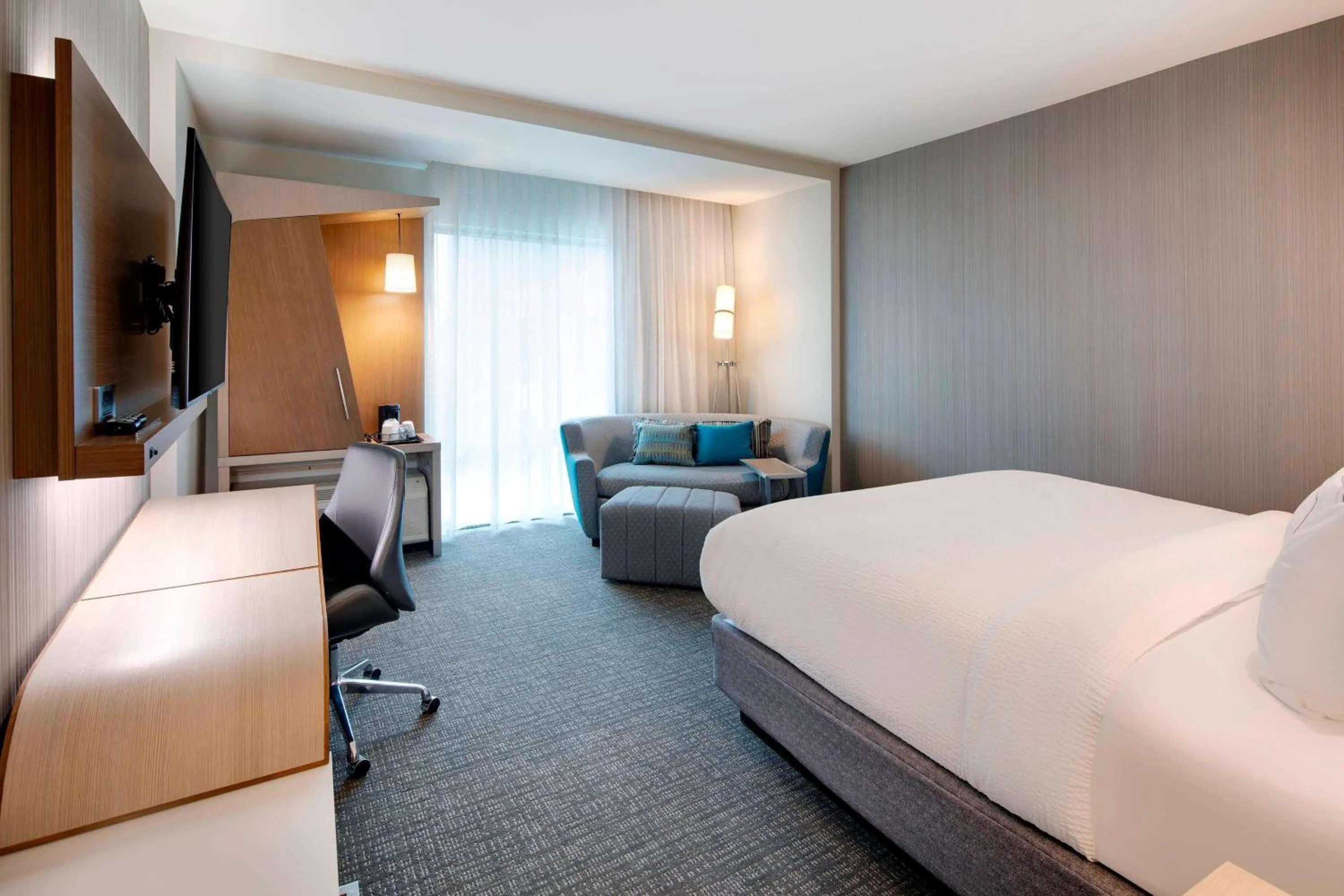 Photo of the whole room, Bed in Courtyard by Marriott Atlanta Vinings/Galleria