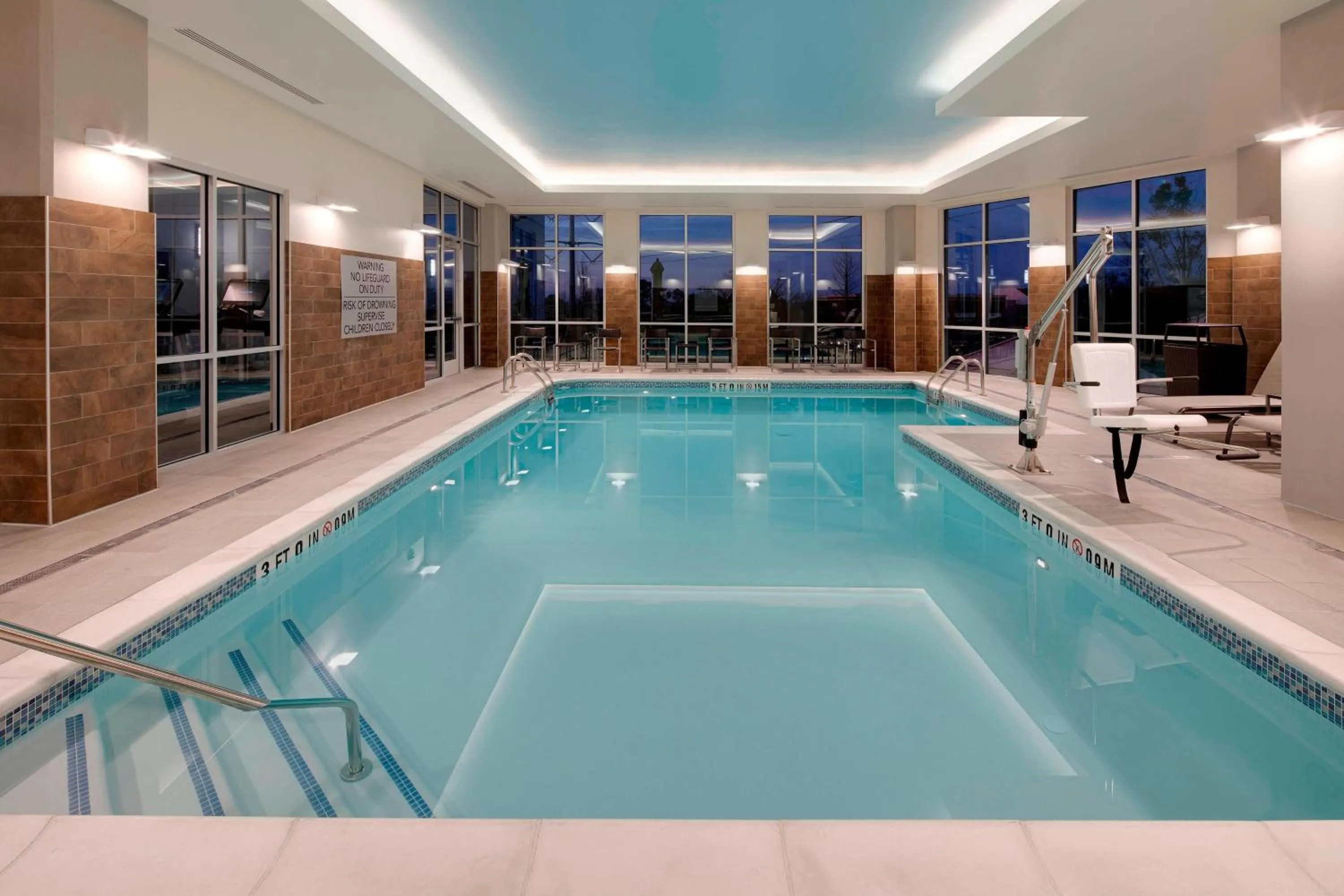 Swimming pool in Courtyard by Marriott Atlanta Vinings/Galleria