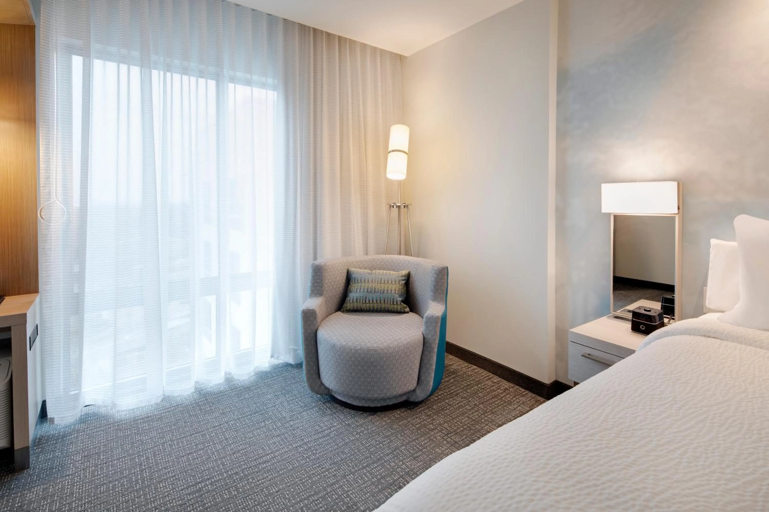 Seating area, Bed in Courtyard by Marriott Atlanta Vinings/Galleria