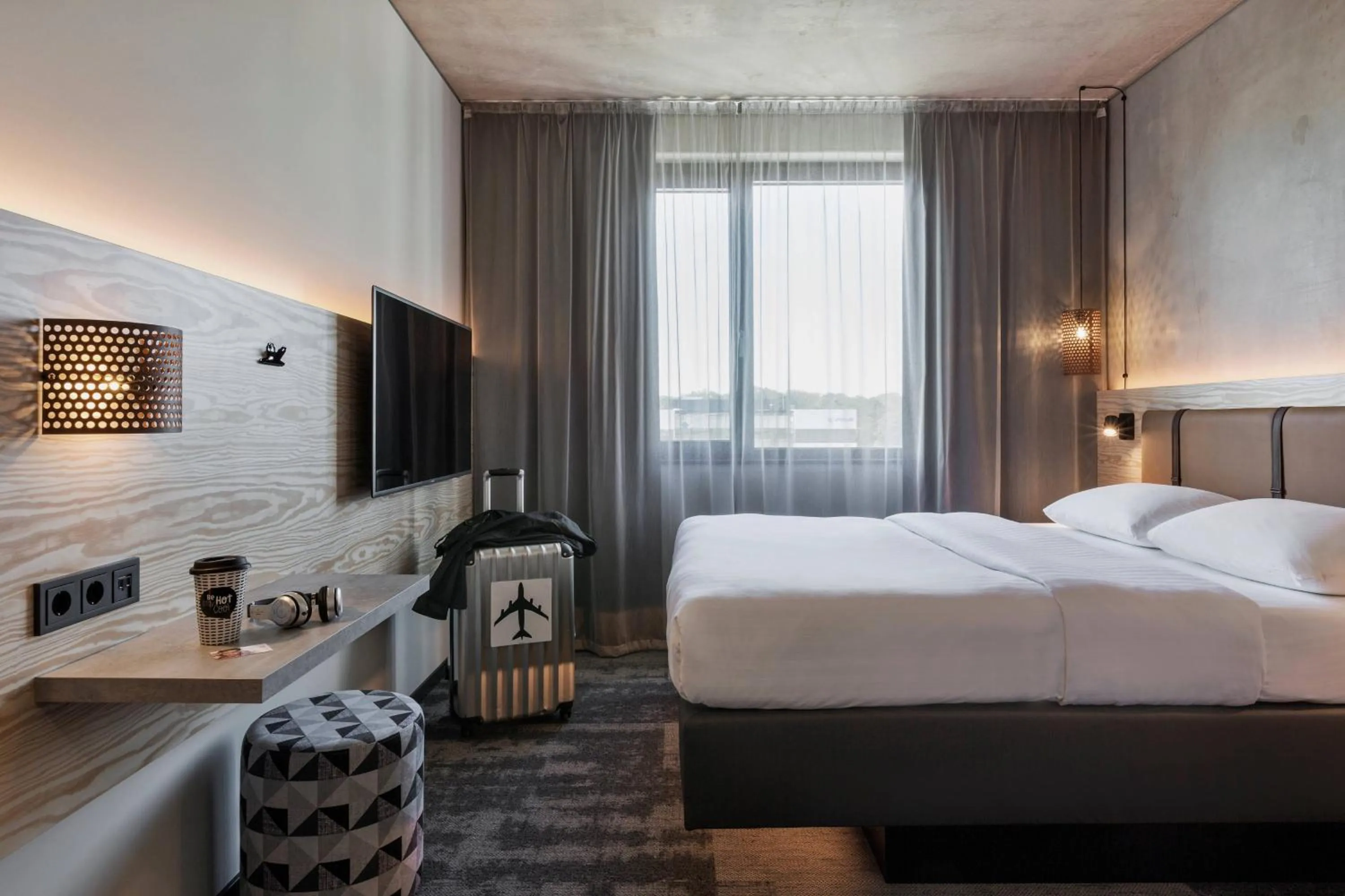 Photo of the whole room, Bed in Moxy Frankfurt Airport Kelsterbach