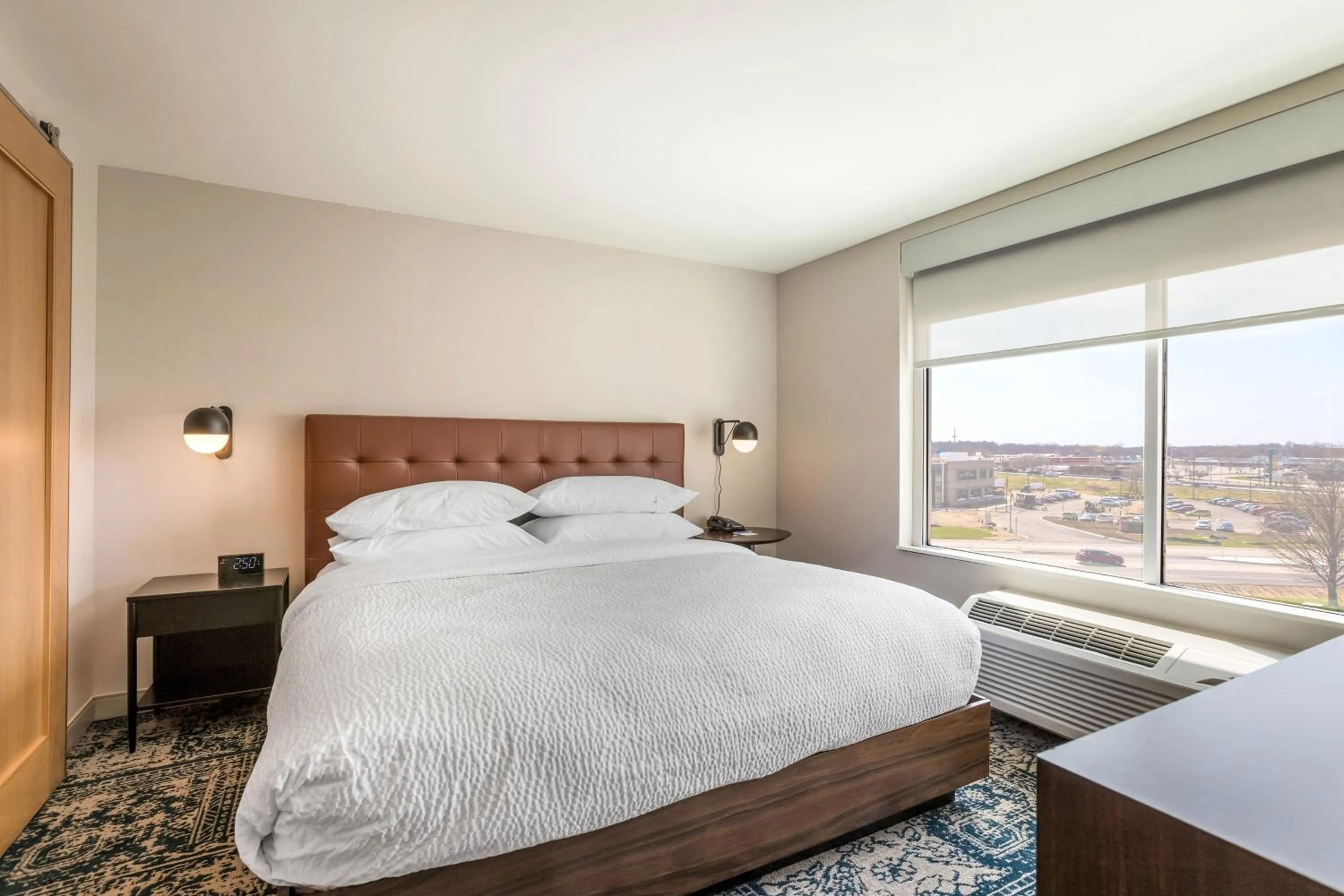 Photo of the whole room, Bed in Four Points by Sheraton Elkhart