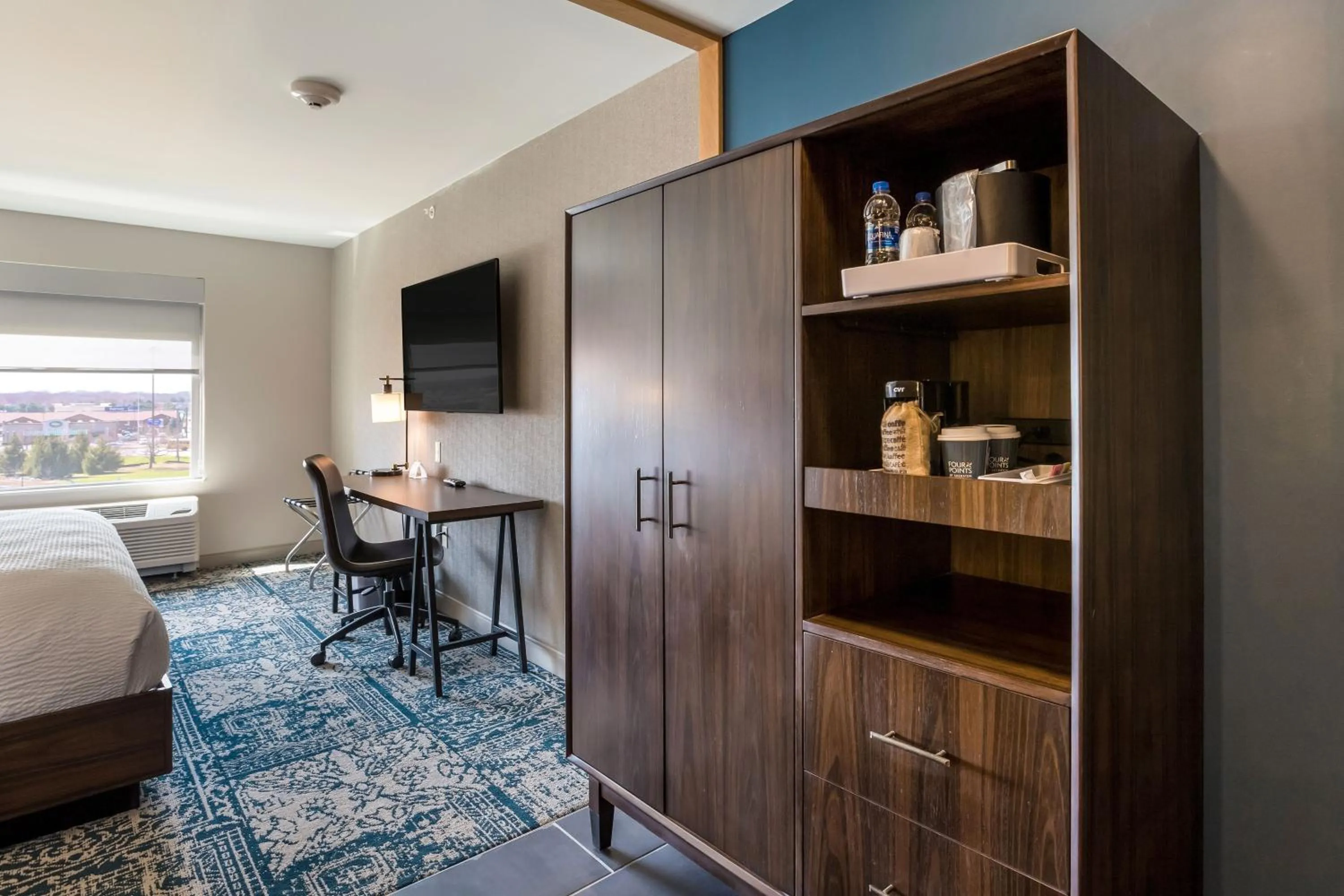 Photo of the whole room, Bed in Four Points by Sheraton Elkhart