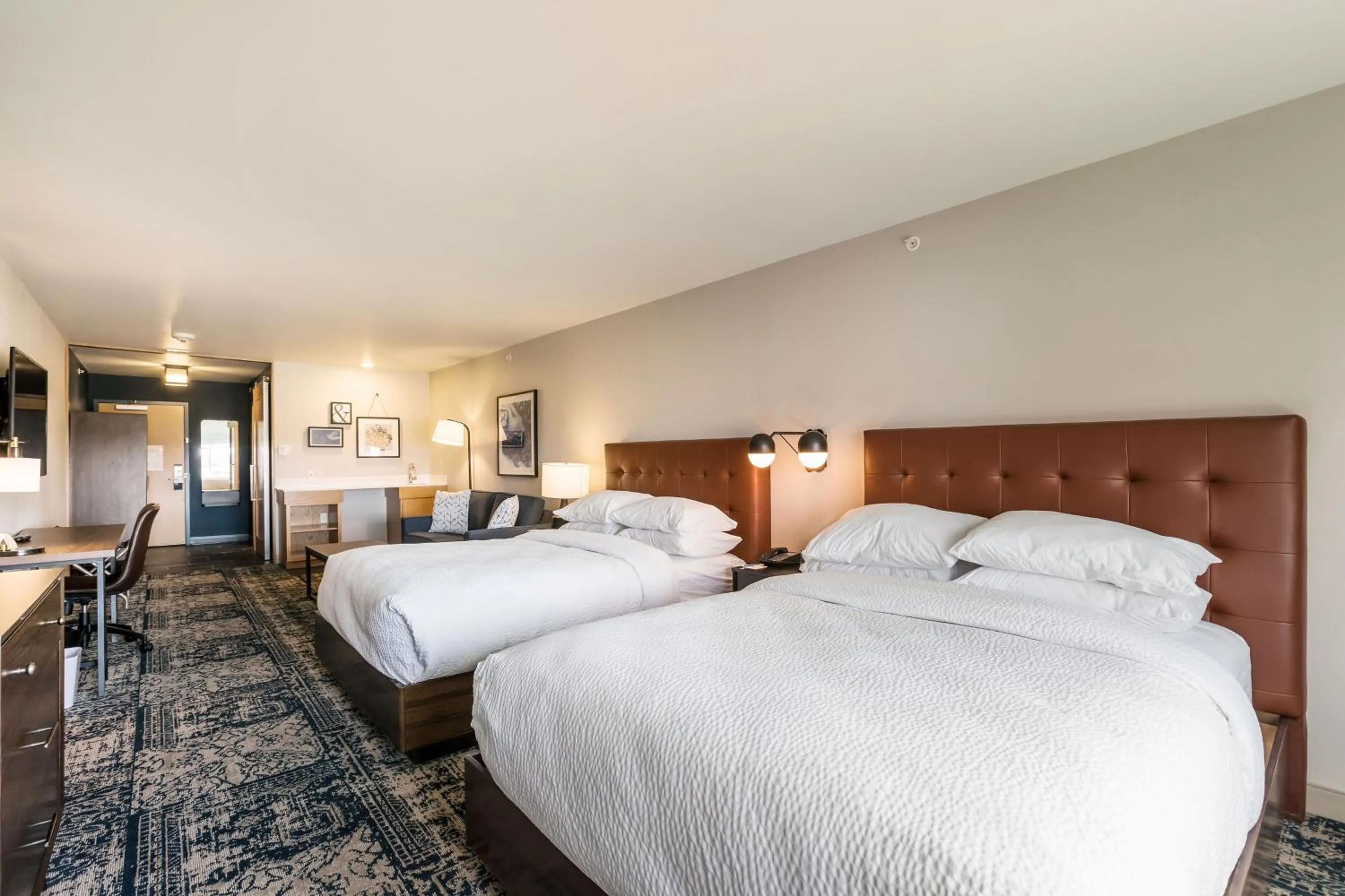 Photo of the whole room, Bed in Four Points by Sheraton Elkhart