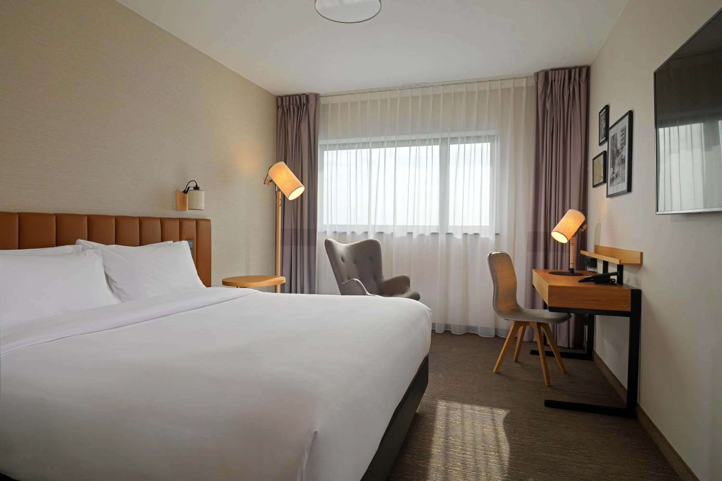 Photo of the whole room, Bed in Four Points by Sheraton Warsaw Mokotow