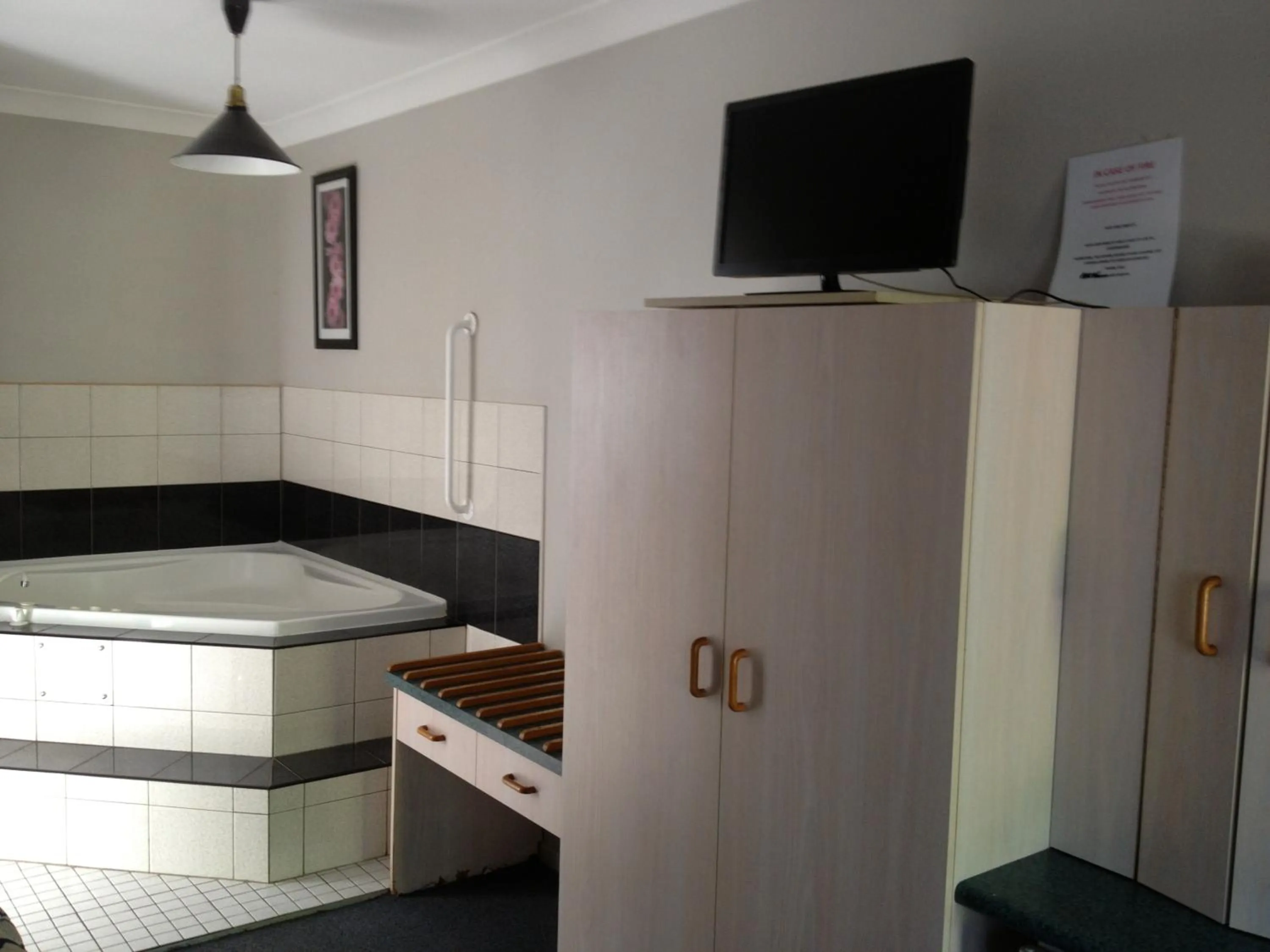 Photo of the whole room, TV/Entertainment Center in Ipswich City Motel