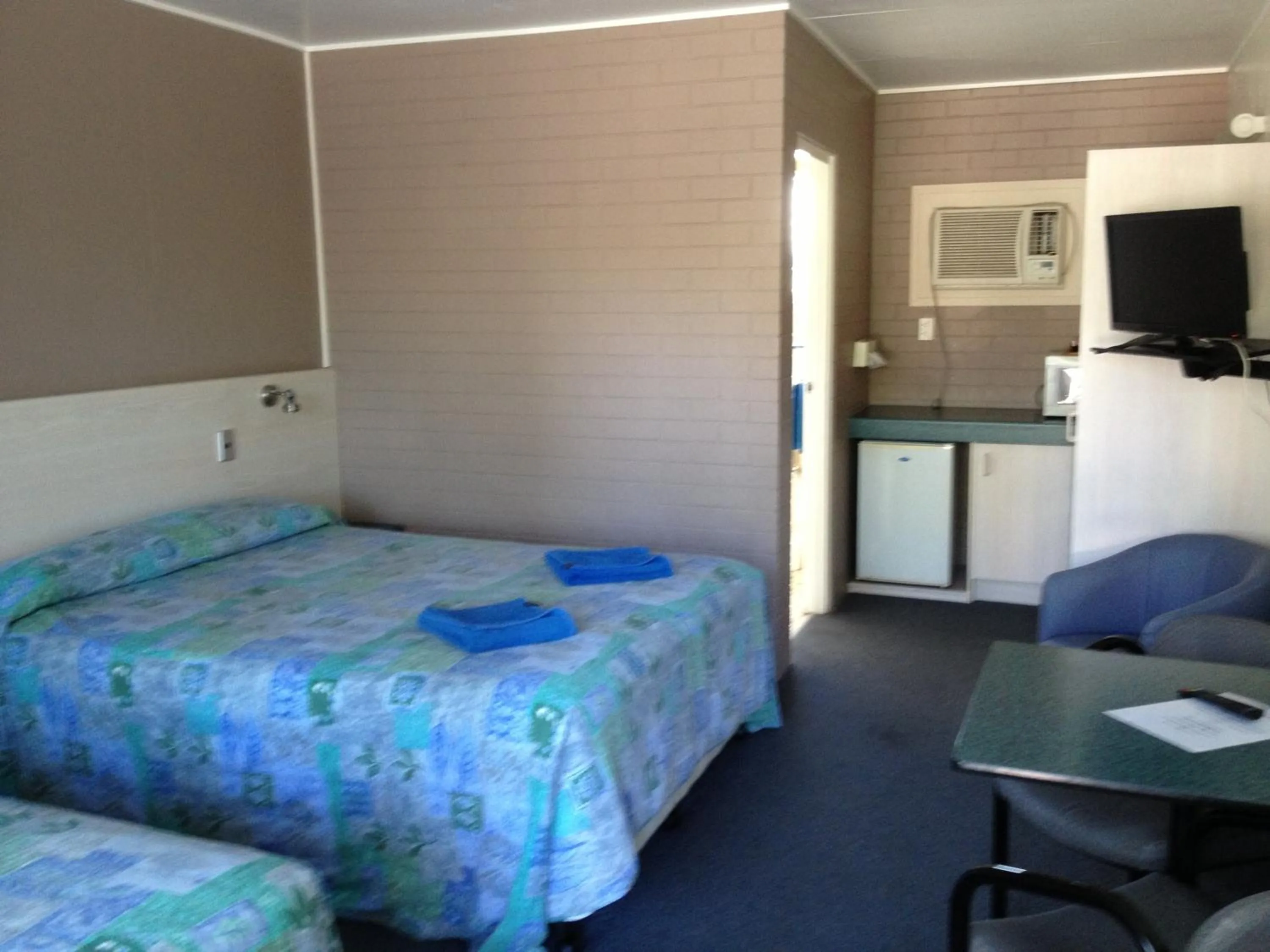 Bedroom, TV/Entertainment Center in Ipswich City Motel