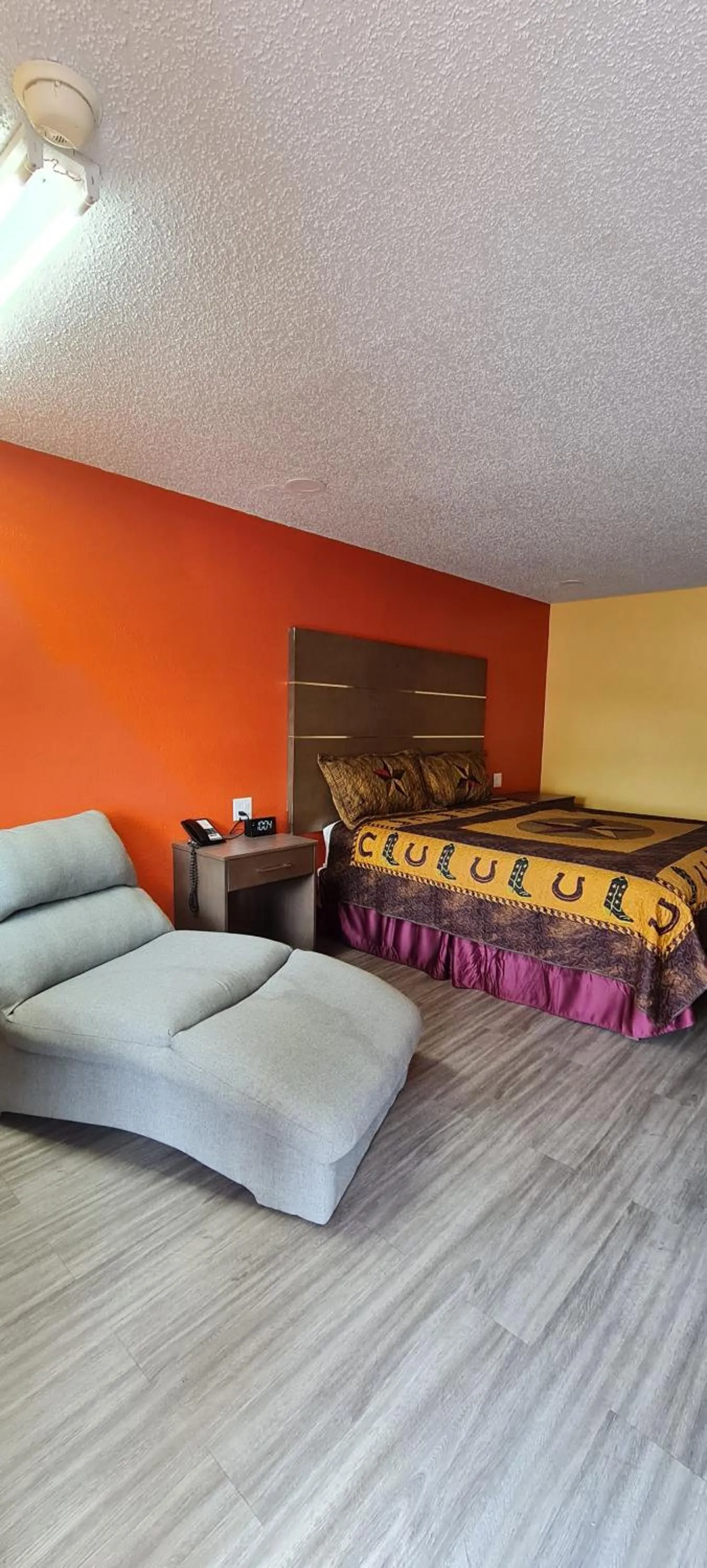 Bed in Chaparral Motel Hallettsville