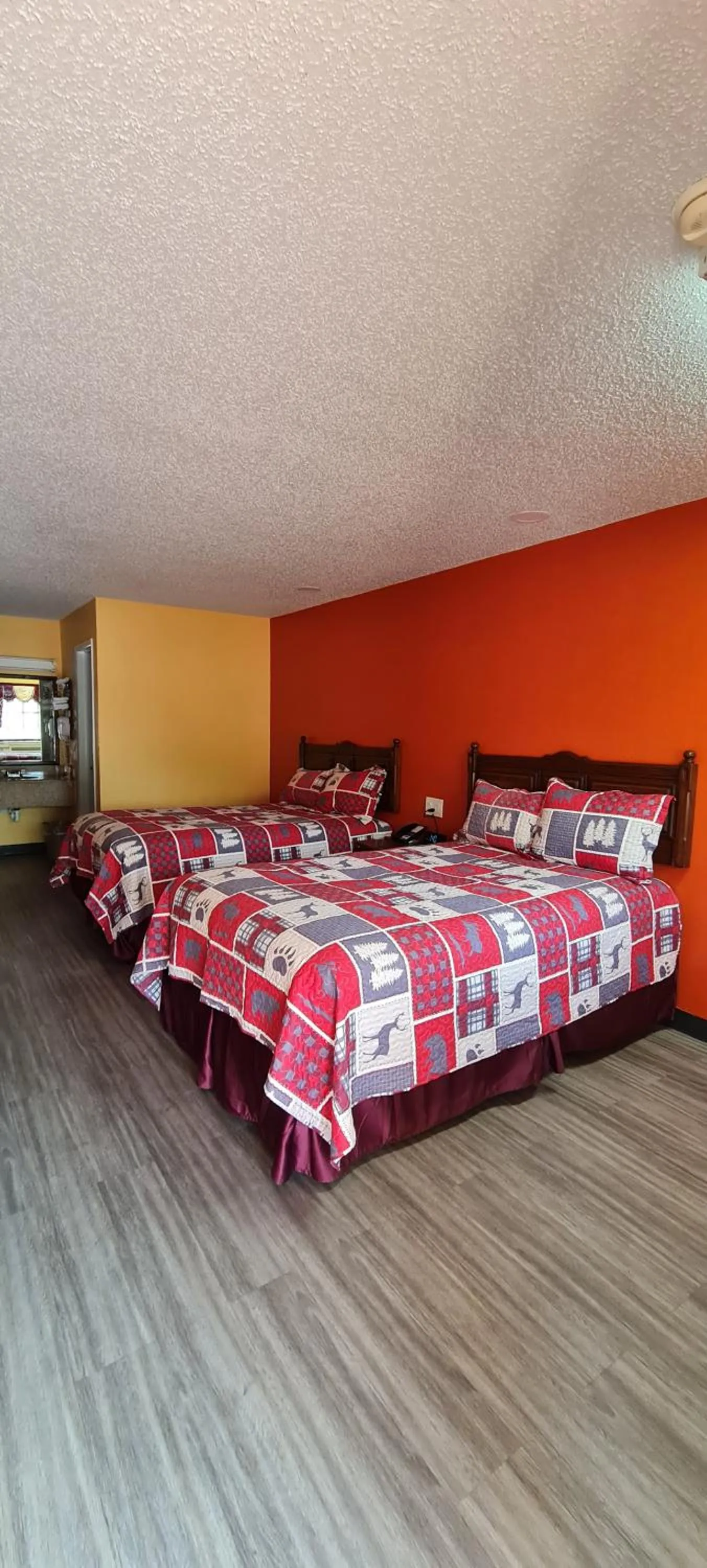 Bed in Chaparral Motel Hallettsville