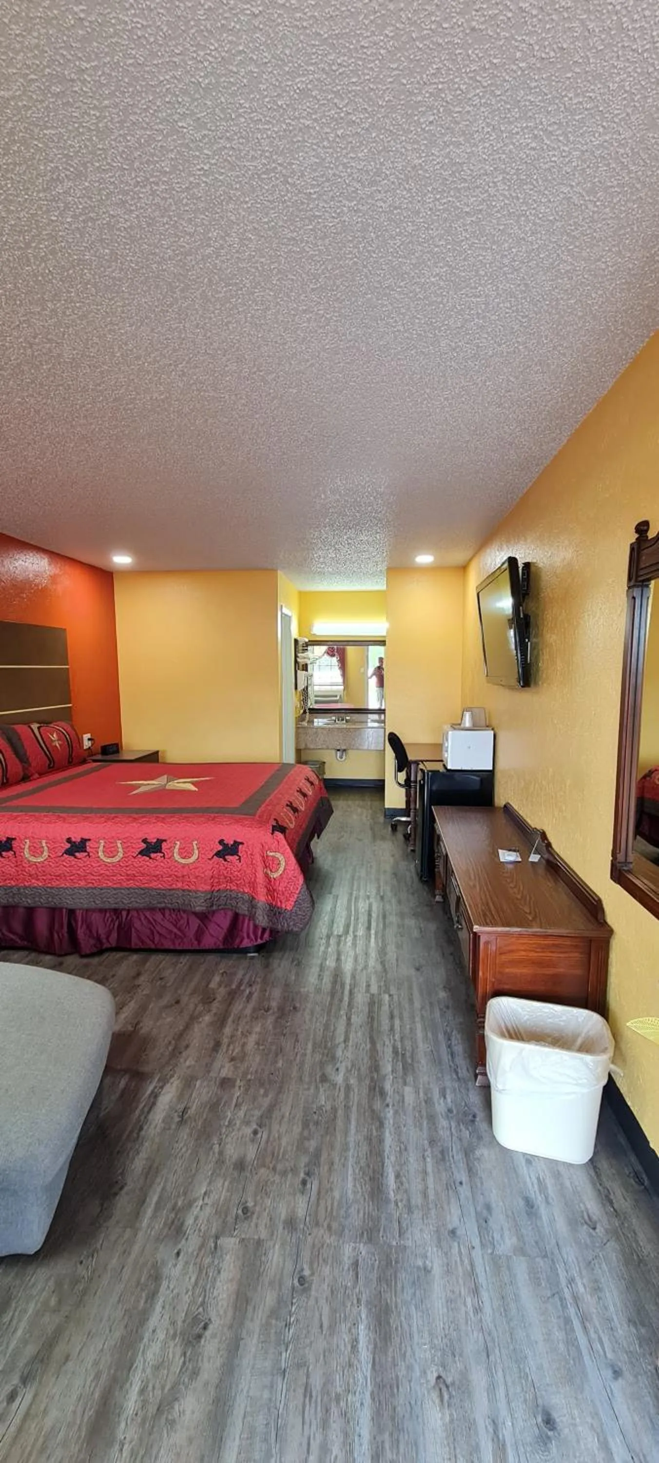 Bed in Chaparral Motel Hallettsville