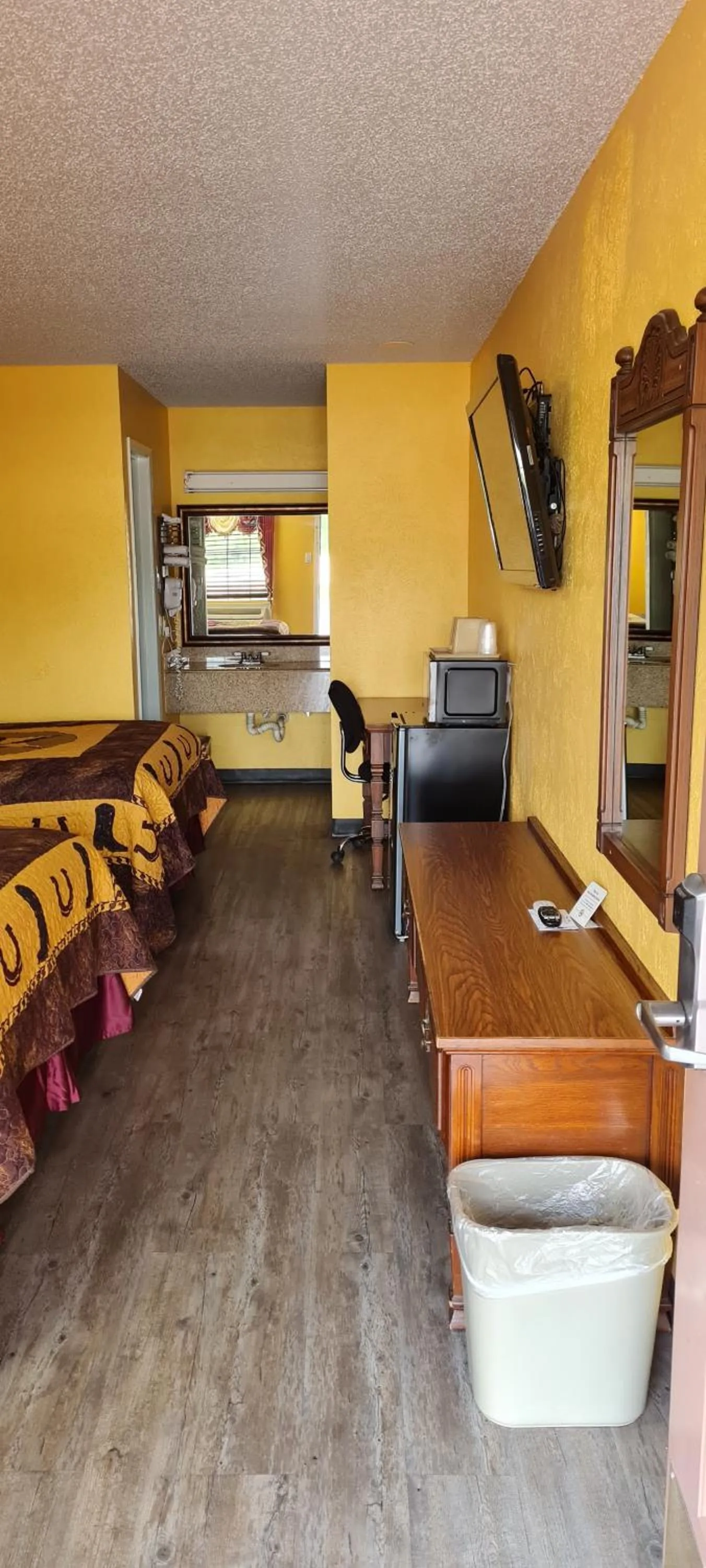 Bed in Chaparral Motel Hallettsville