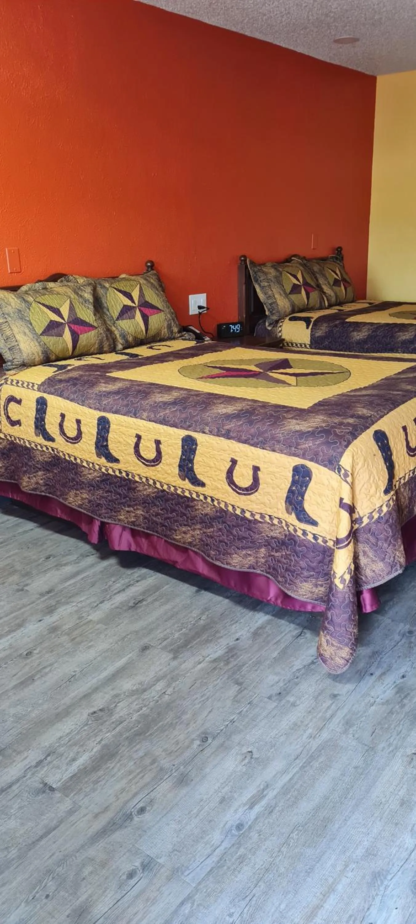 Bed in Chaparral Motel Hallettsville