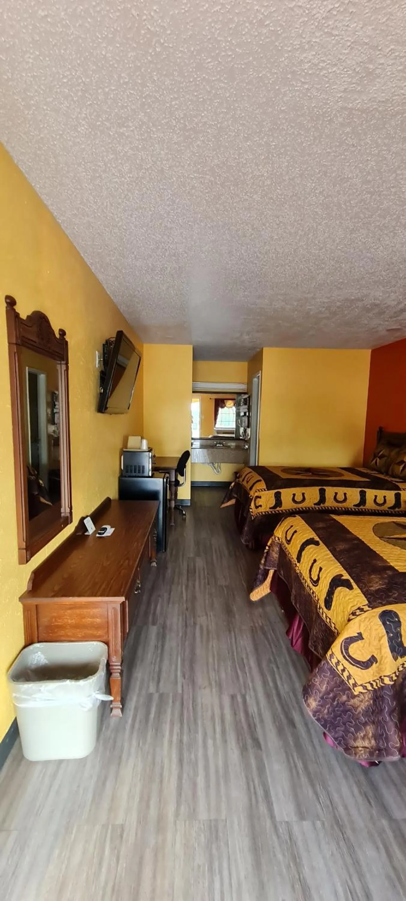 Bed in Chaparral Motel Hallettsville