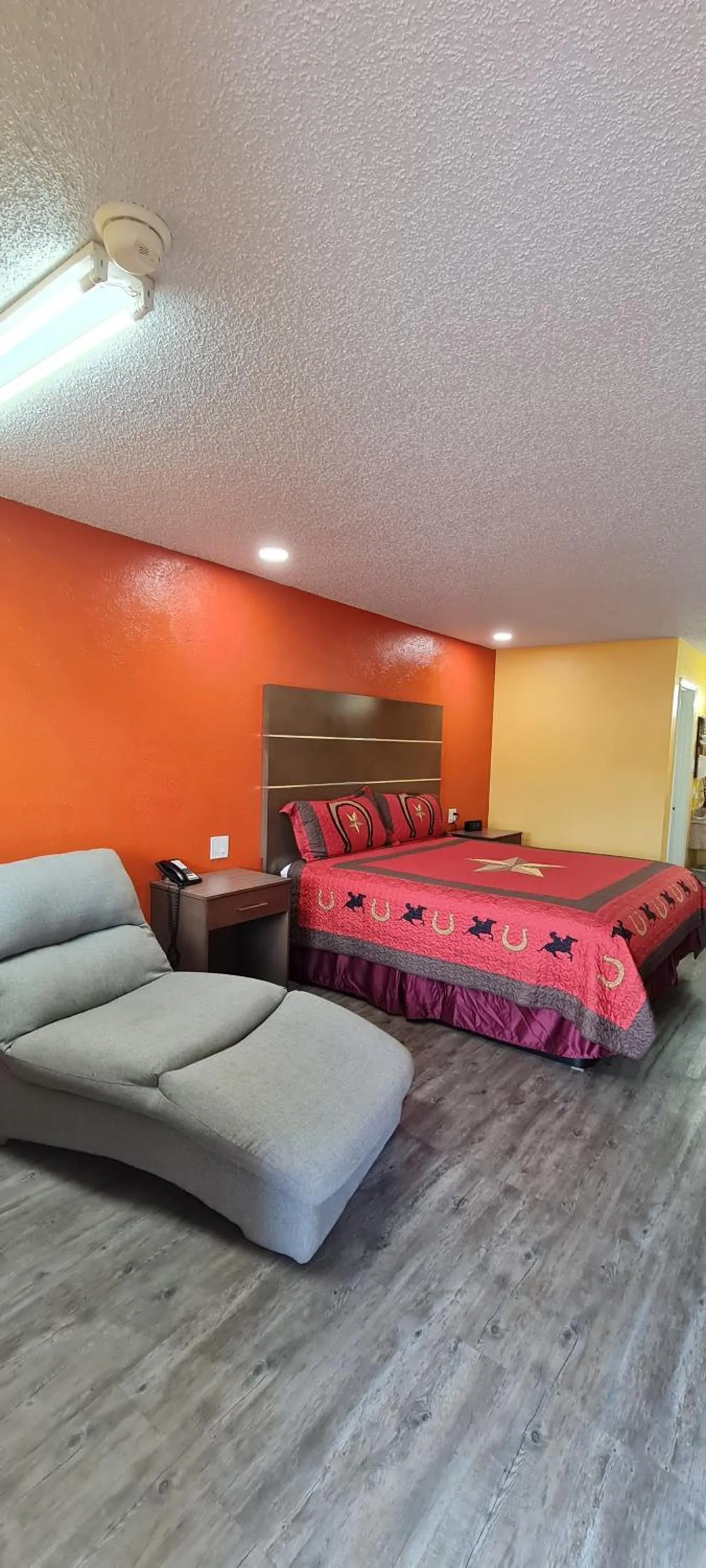 Bed in Chaparral Motel Hallettsville