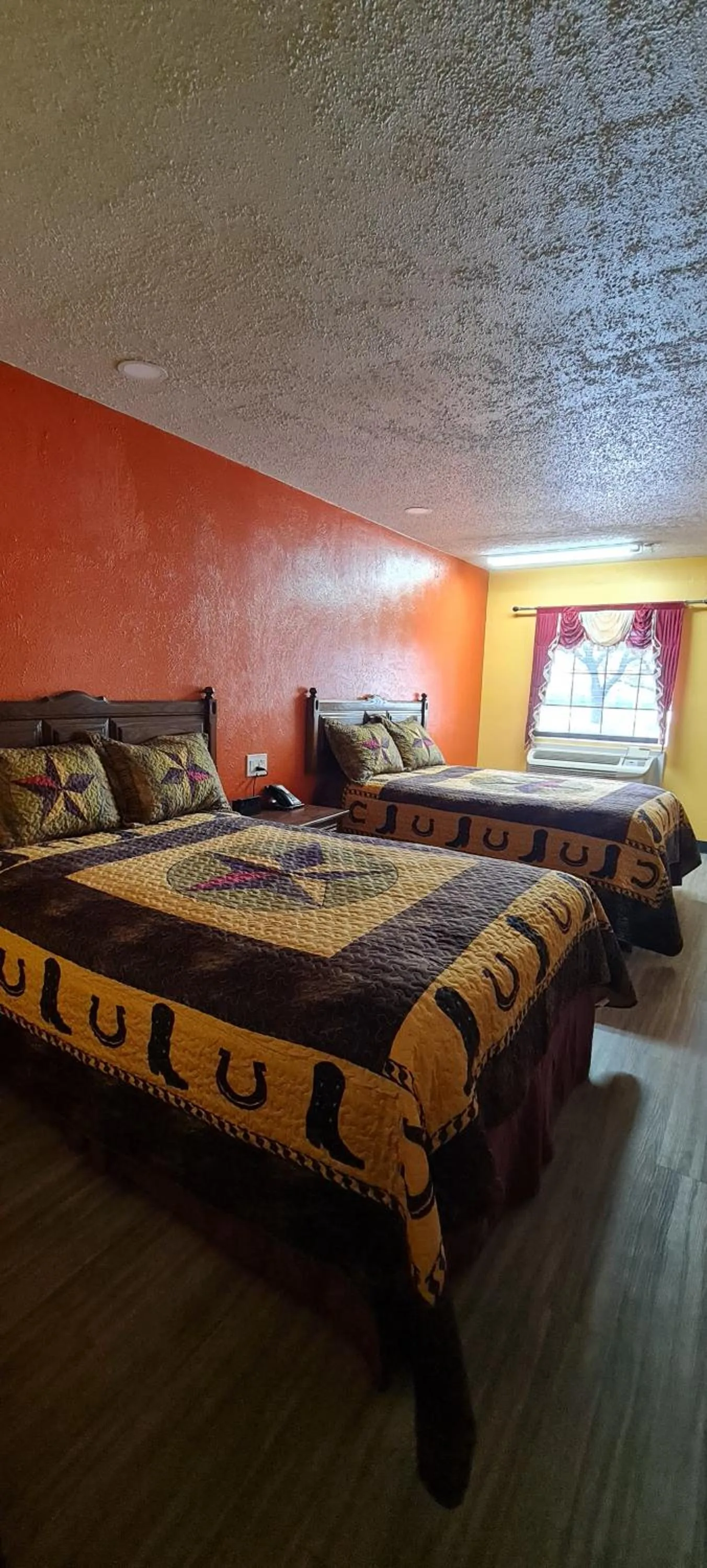 Bed in Chaparral Motel Hallettsville