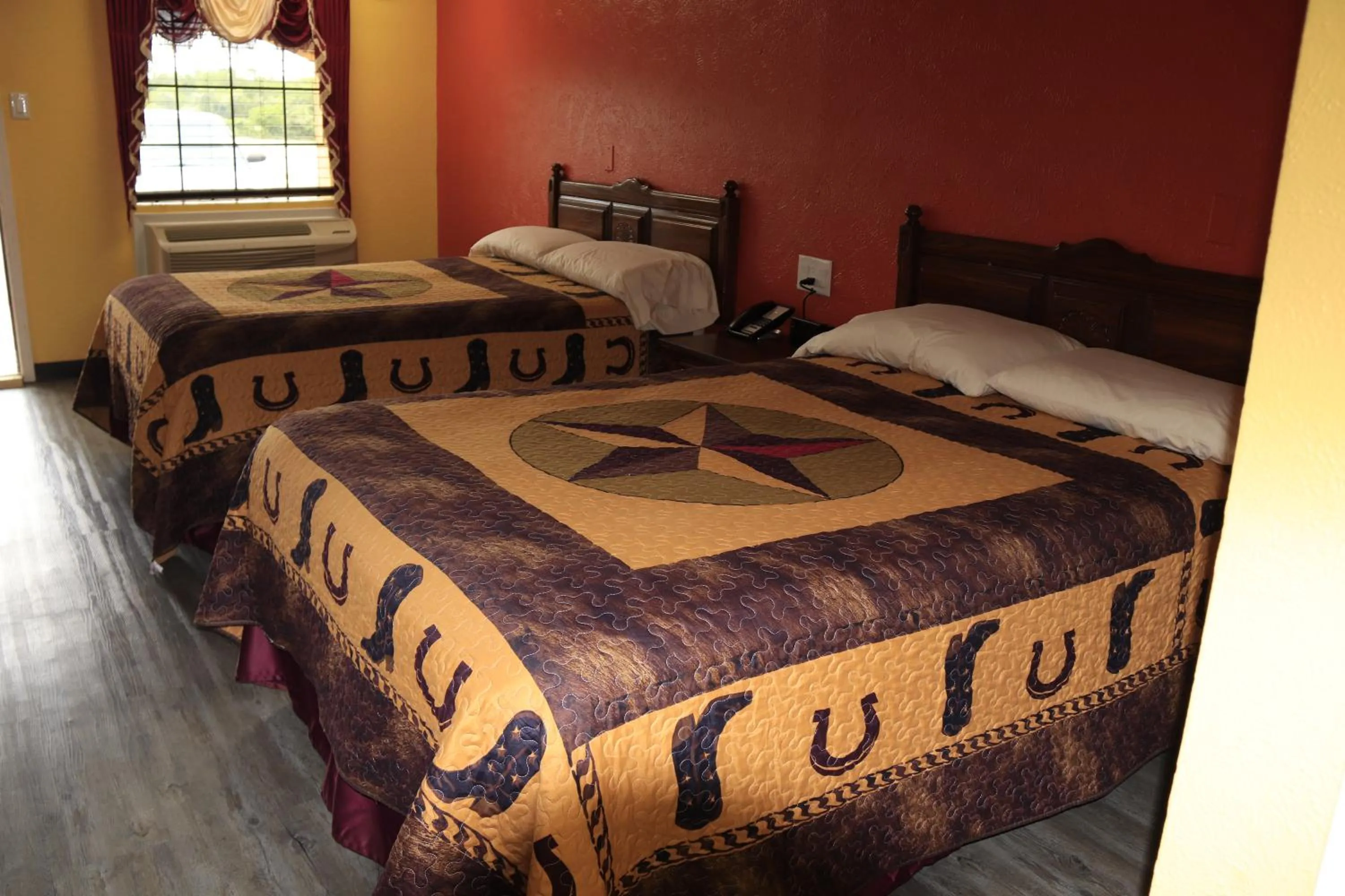 Bed in Chaparral Motel Hallettsville