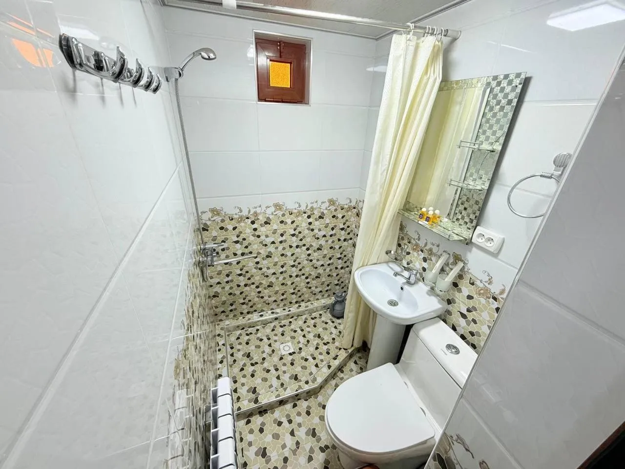 Shower in Sherxan Hotel