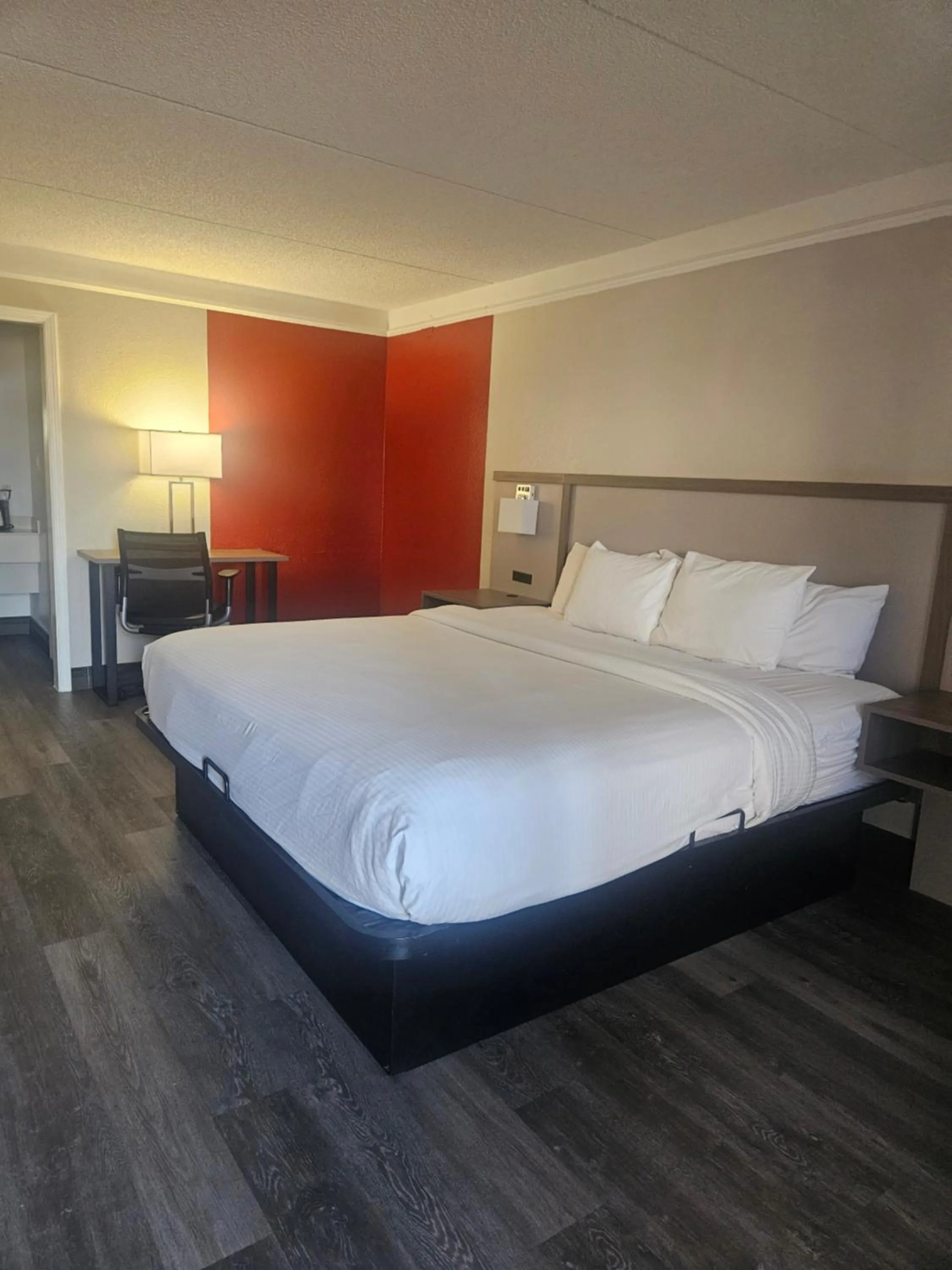 Bed in La Quinta Inn by Wyndham Denver Northglenn