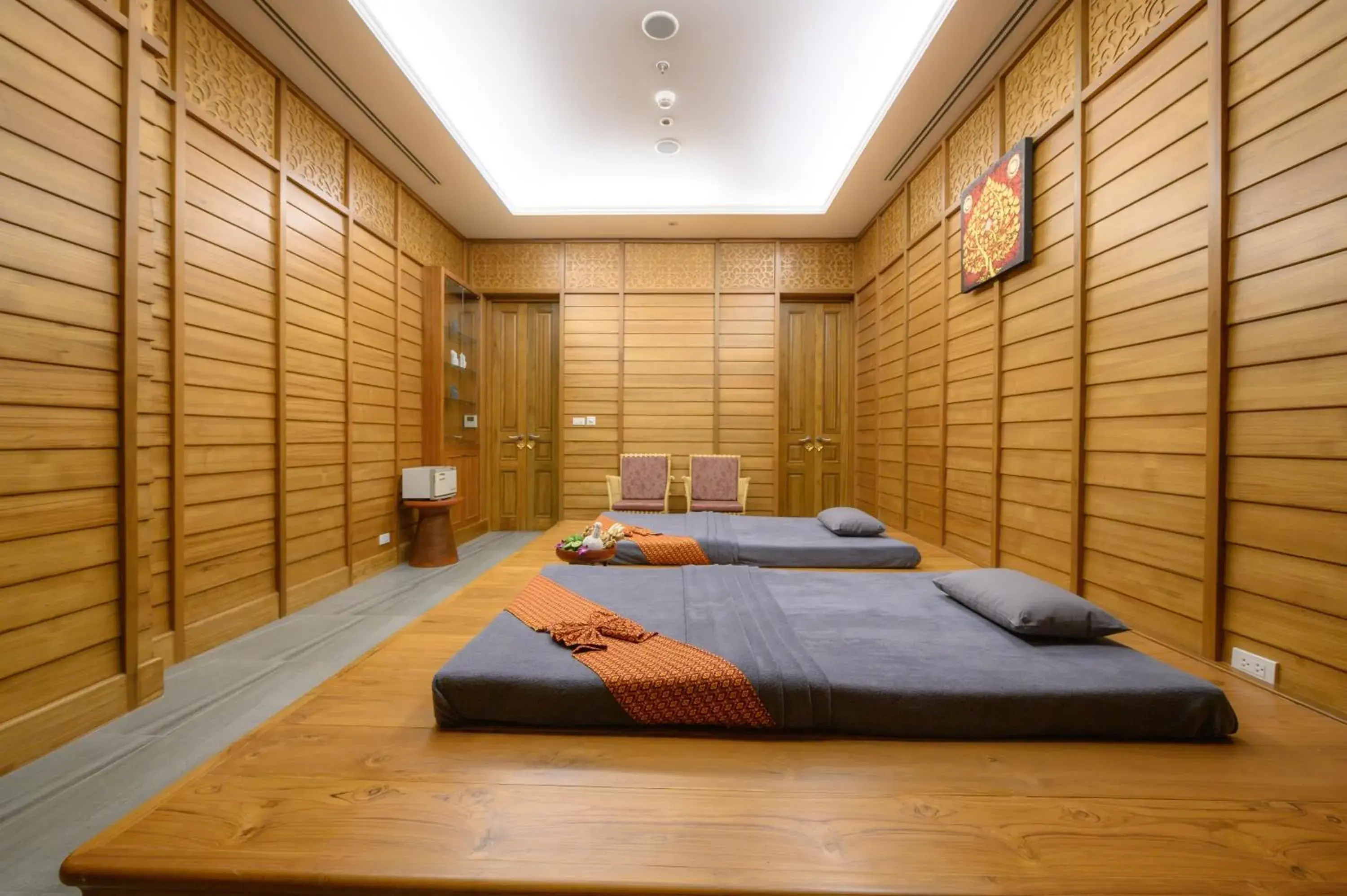 Massage, Bed in The Empress Premier Chiang Mai Massage, Bed in The Empress Premier Chiang Mai