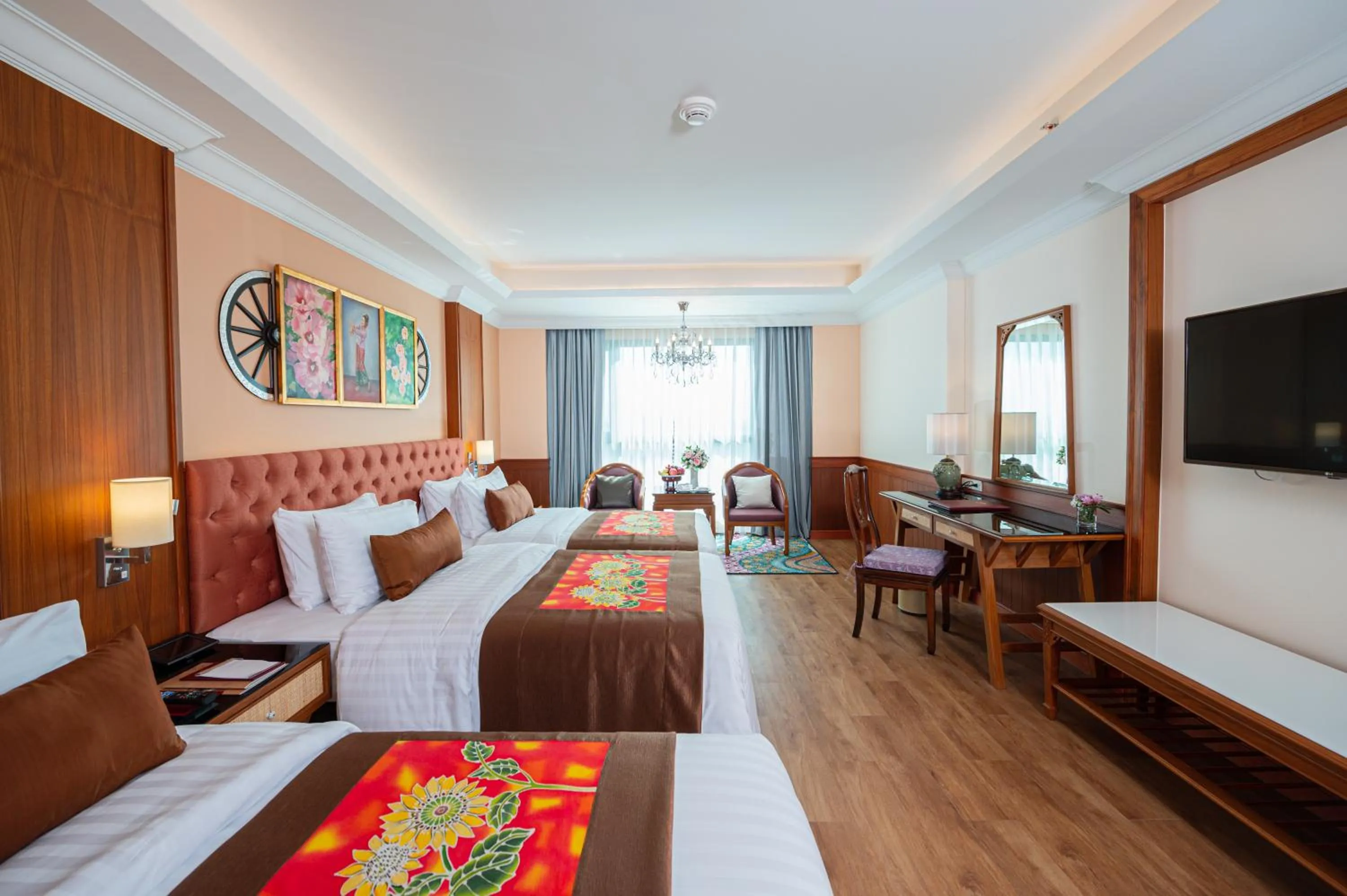 Photo of the whole room, Bed in The Empress Premier Chiang Mai