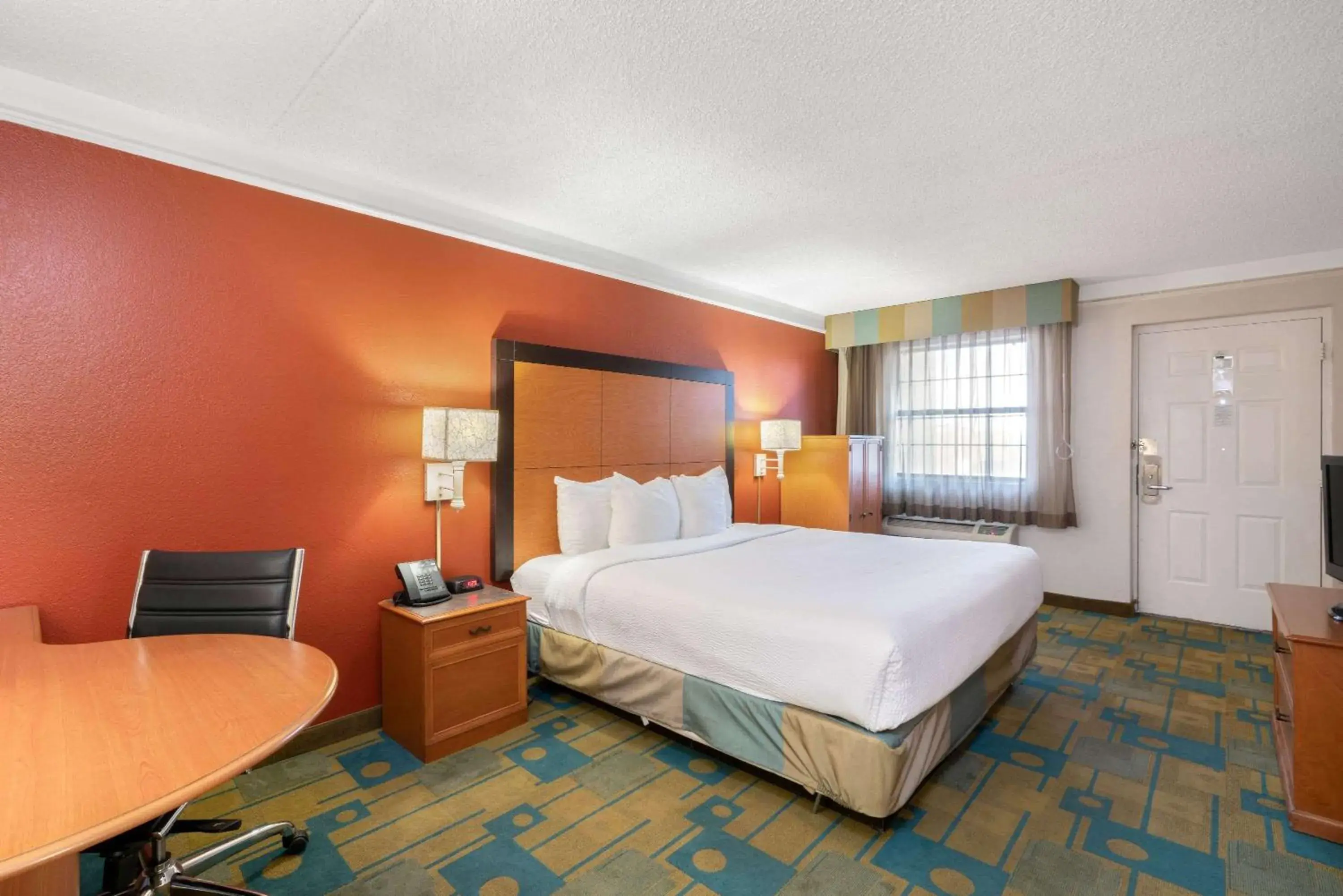 Photo of the whole room, Bed in La Quinta Inn by Wyndham Phoenix Sky Harbor Airport Photo of the whole room, Bed in La Quinta Inn by Wyndham Phoenix Sky Harbor Airport