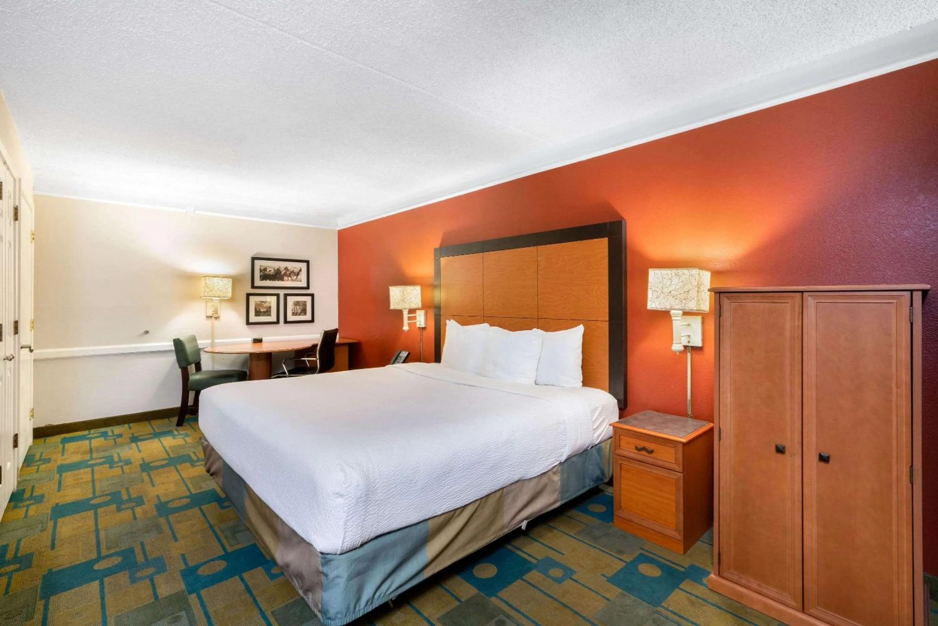Photo of the whole room, Bed in La Quinta Inn by Wyndham Phoenix Sky Harbor Airport