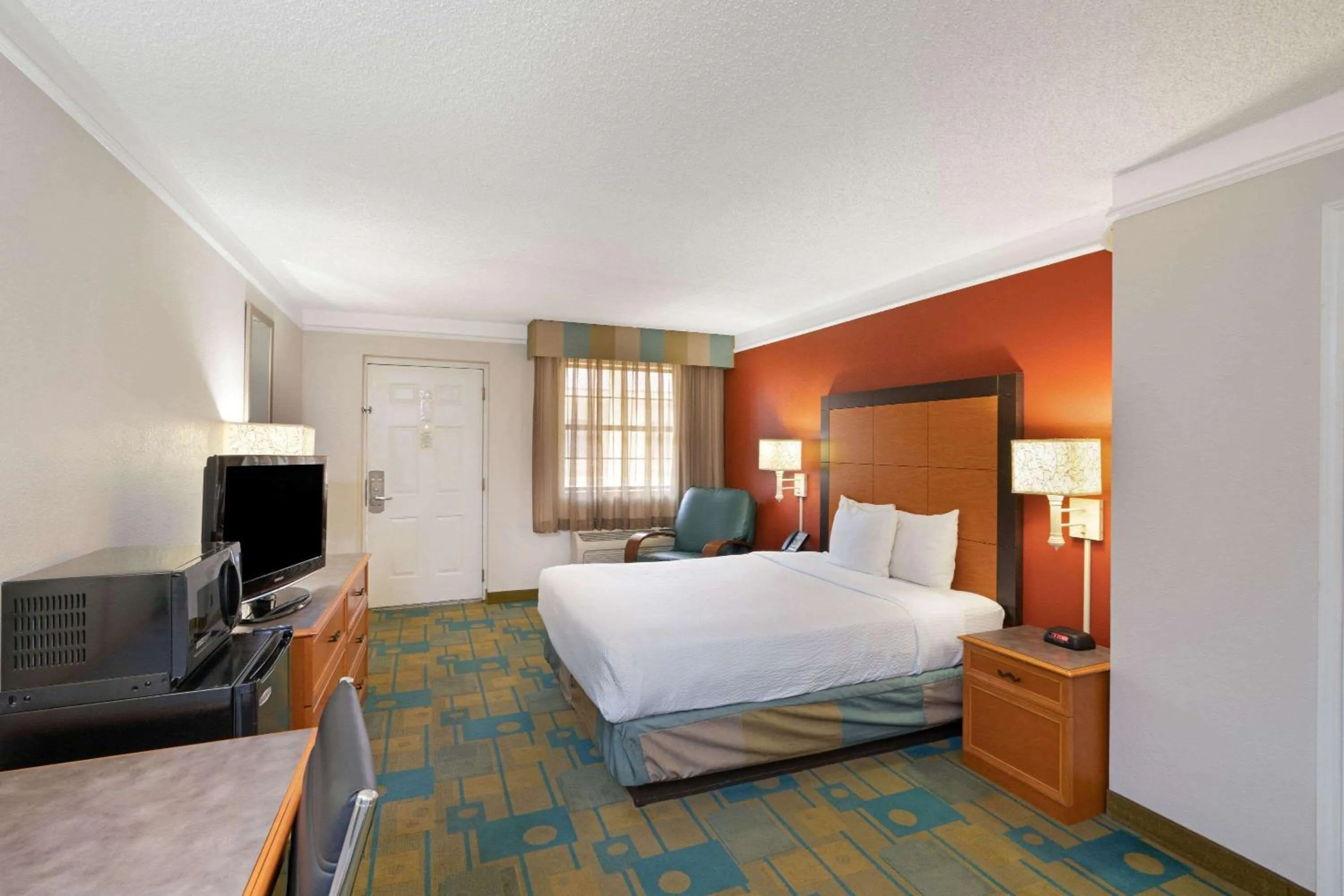 Photo of the whole room, Bed in La Quinta Inn by Wyndham Phoenix Sky Harbor Airport