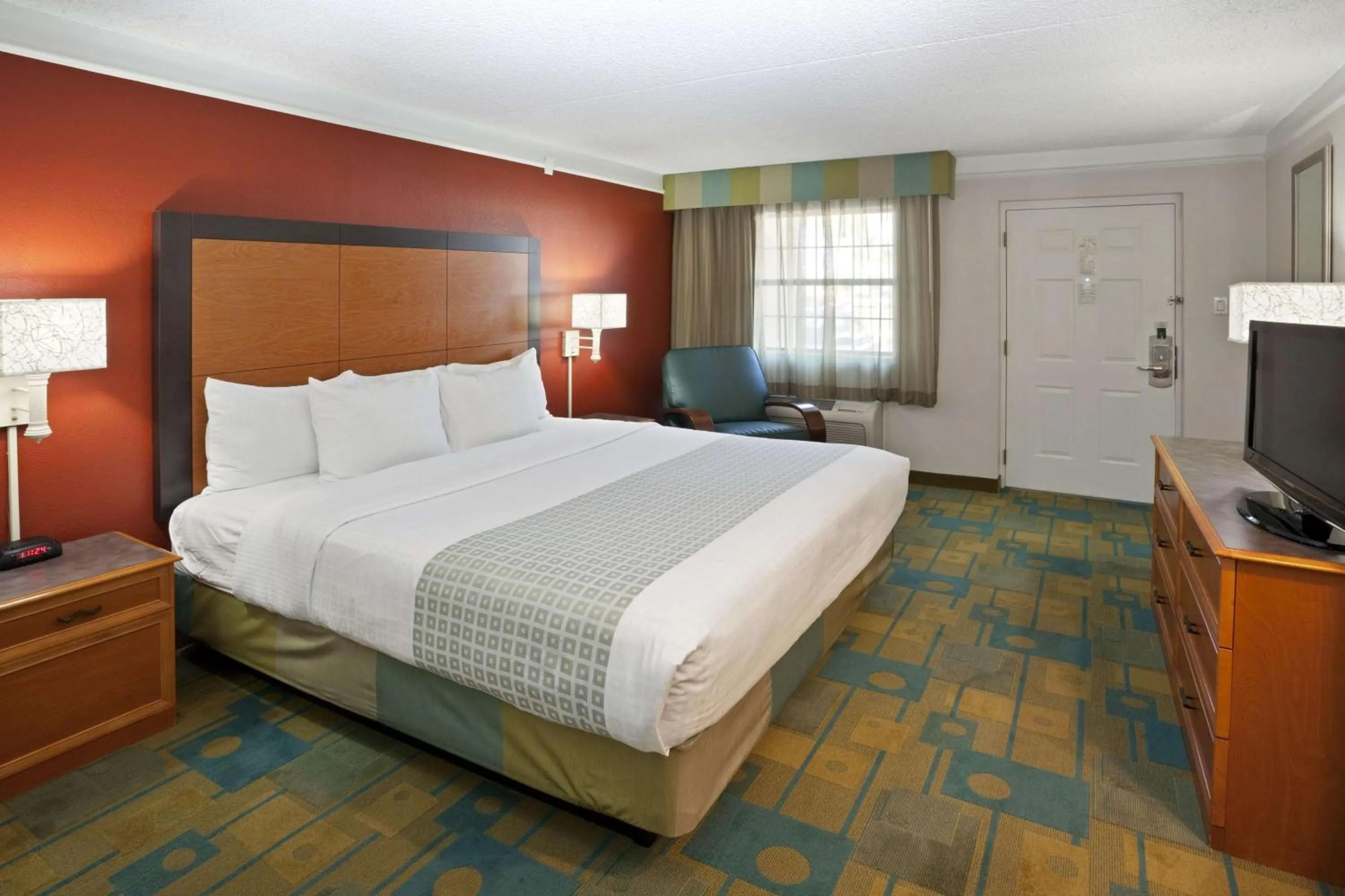 Photo of the whole room, Bed in La Quinta Inn by Wyndham Phoenix Sky Harbor Airport