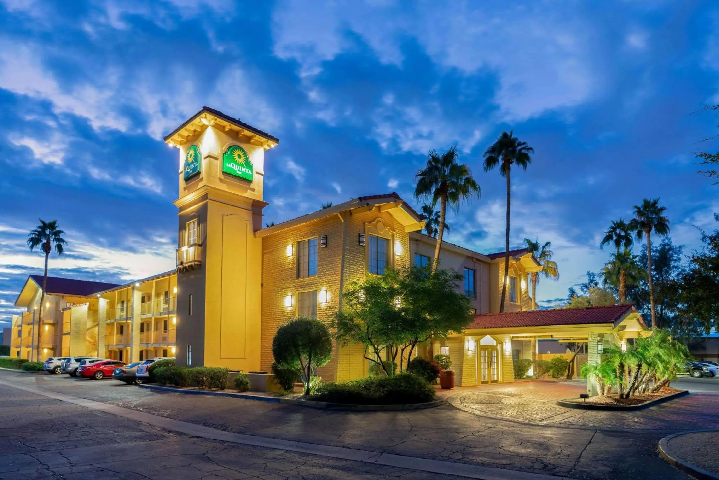 Property building in La Quinta Inn by Wyndham Phoenix Sky Harbor Airport Property building in La Quinta Inn by Wyndham Phoenix Sky Harbor Airport