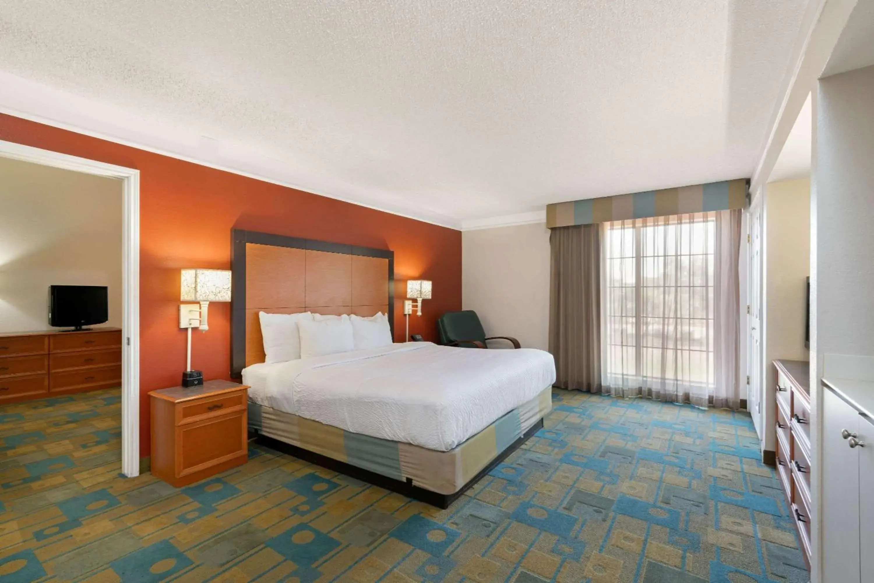 Photo of the whole room, Bed in La Quinta Inn by Wyndham Phoenix Sky Harbor Airport Photo of the whole room, Bed in La Quinta Inn by Wyndham Phoenix Sky Harbor Airport