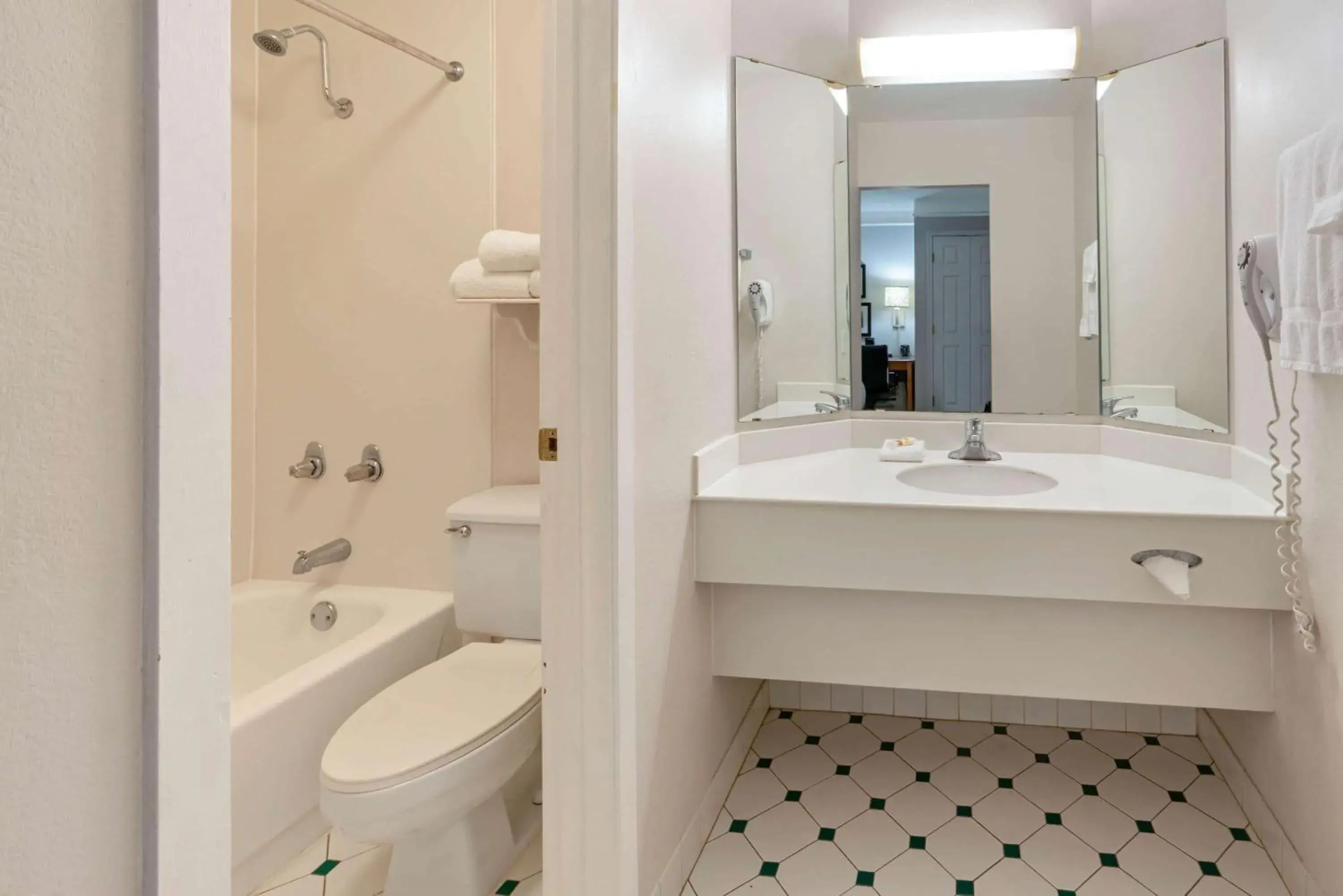 Deluxe Double Room with Two Double Beds - Non-Smoking in La Quinta Inn by Wyndham Phoenix Sky Harbor Airport Deluxe Double Room with Two Double Beds - Non-Smoking in La Quinta Inn by Wyndham Phoenix Sky Harbor Airport