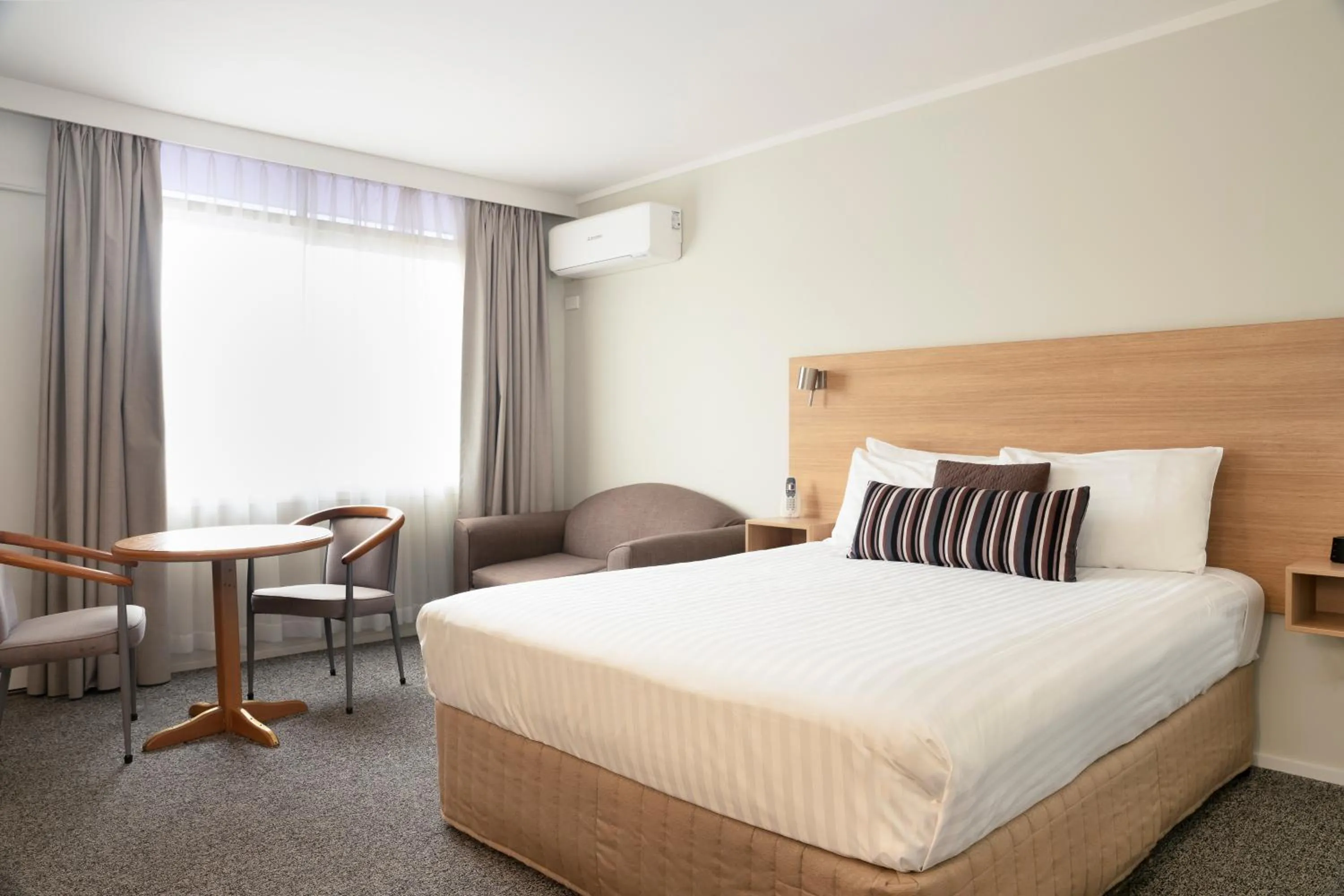 Bedroom, Bed in Posthouse Motor Lodge