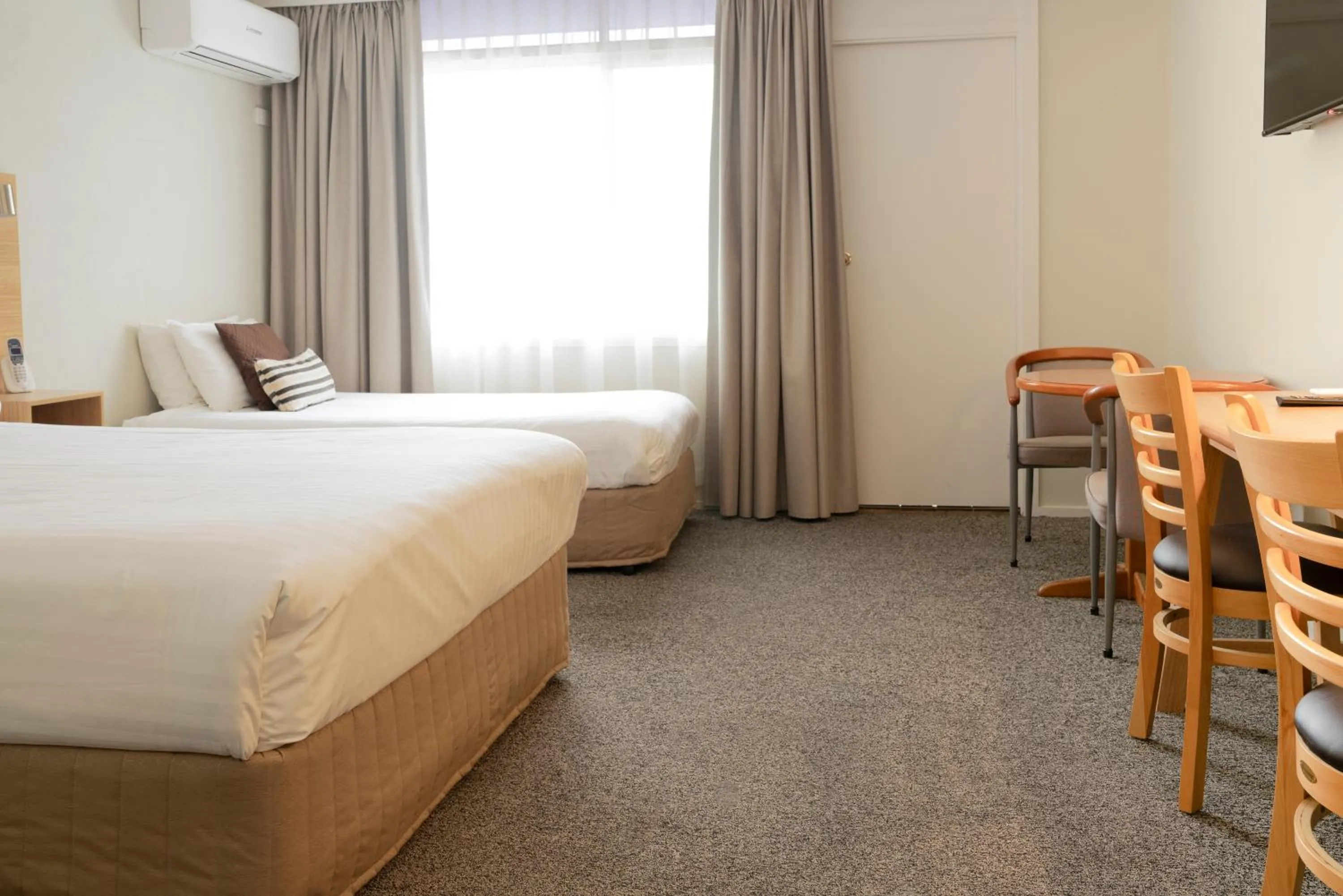 Photo of the whole room, Bed in Posthouse Motor Lodge