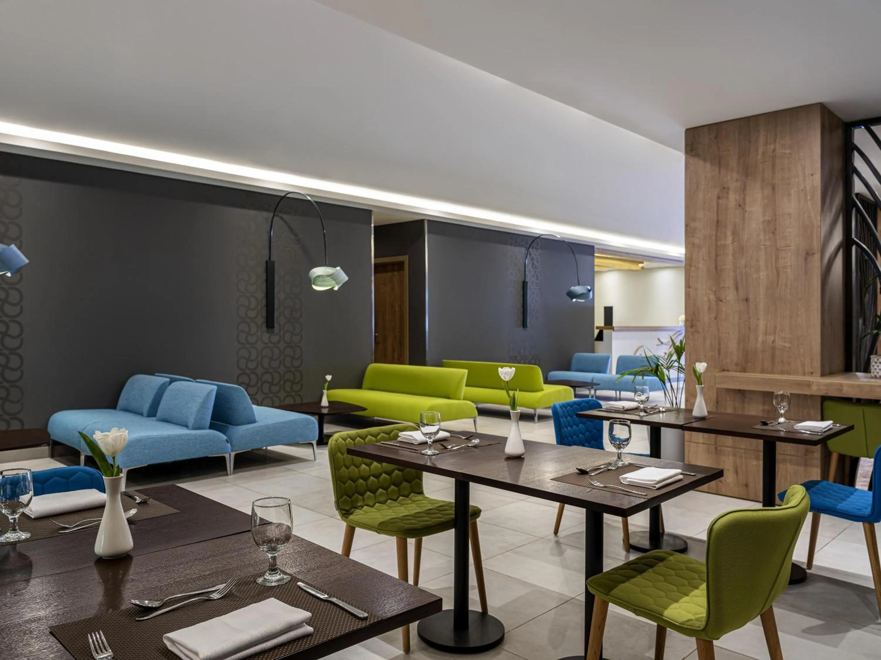 Restaurant/places to eat in Adagio Aparthotel Jeddah Malik Road