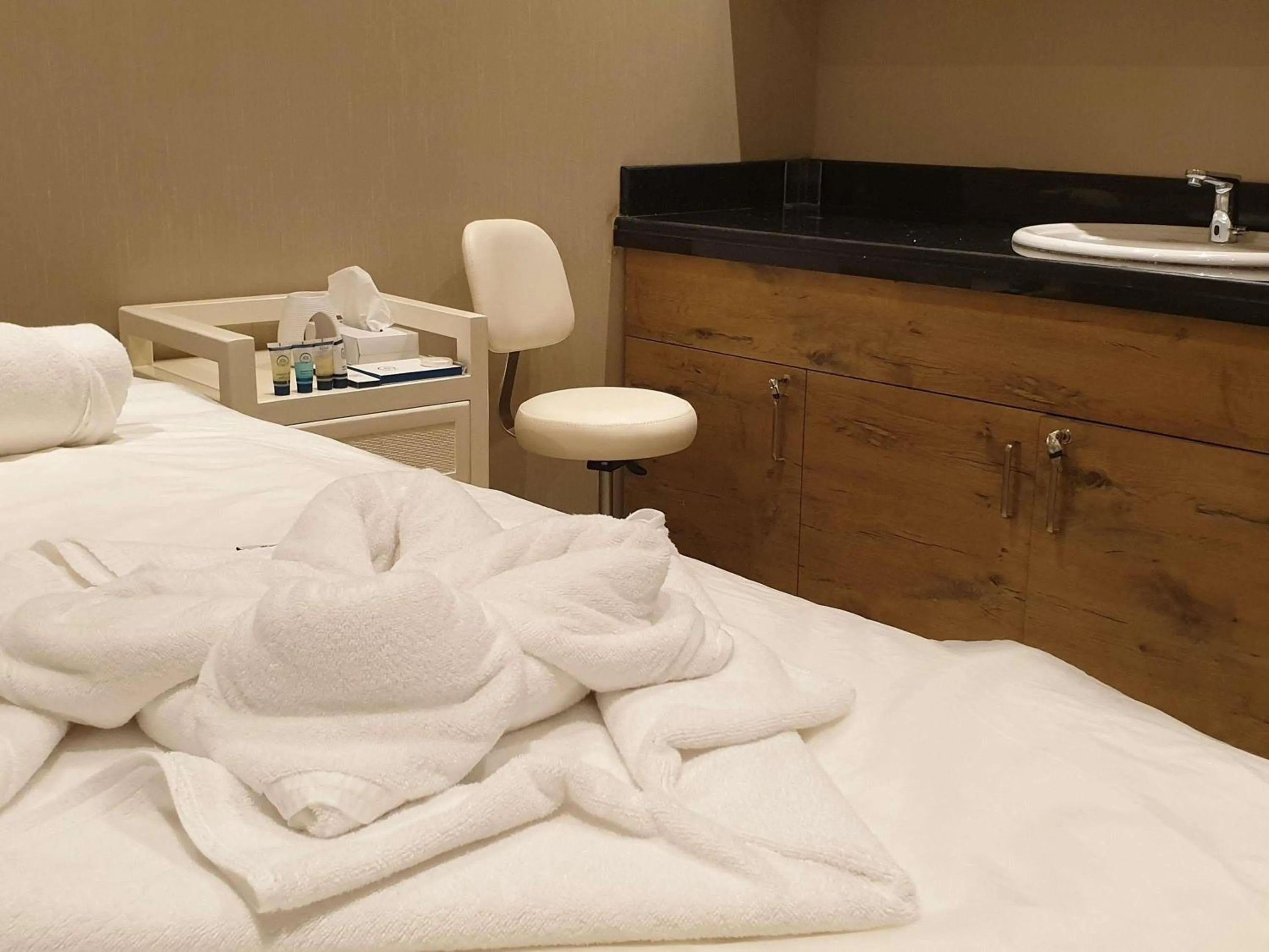 Spa and wellness centre/facilities, Bed in Ibis Jeddah Malik Road