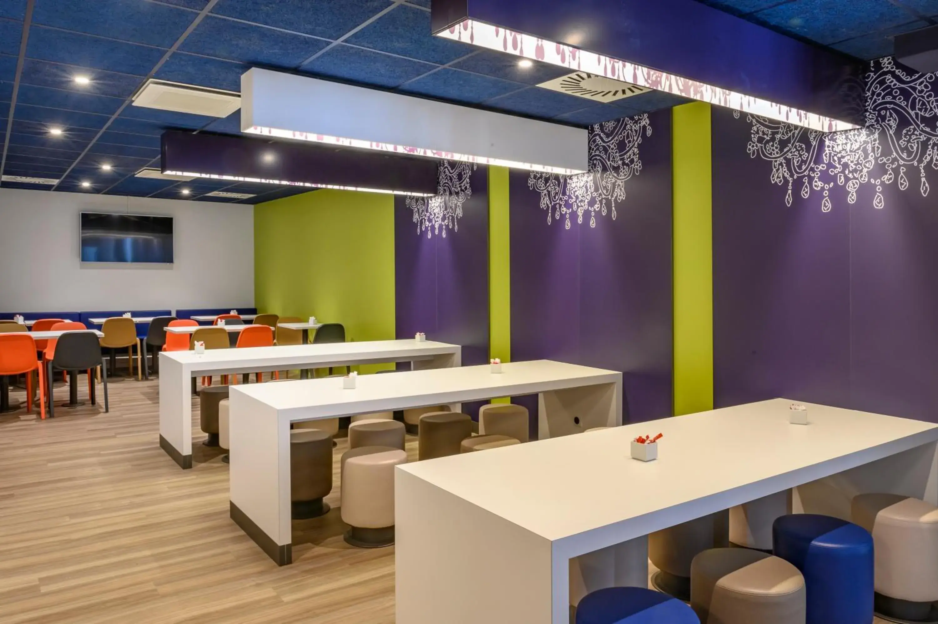 Lounge or bar in ibis budget Saint-Étienne Centre Gare Châteaucreux Lounge or bar in ibis budget Saint-Étienne Centre Gare Châteaucreux