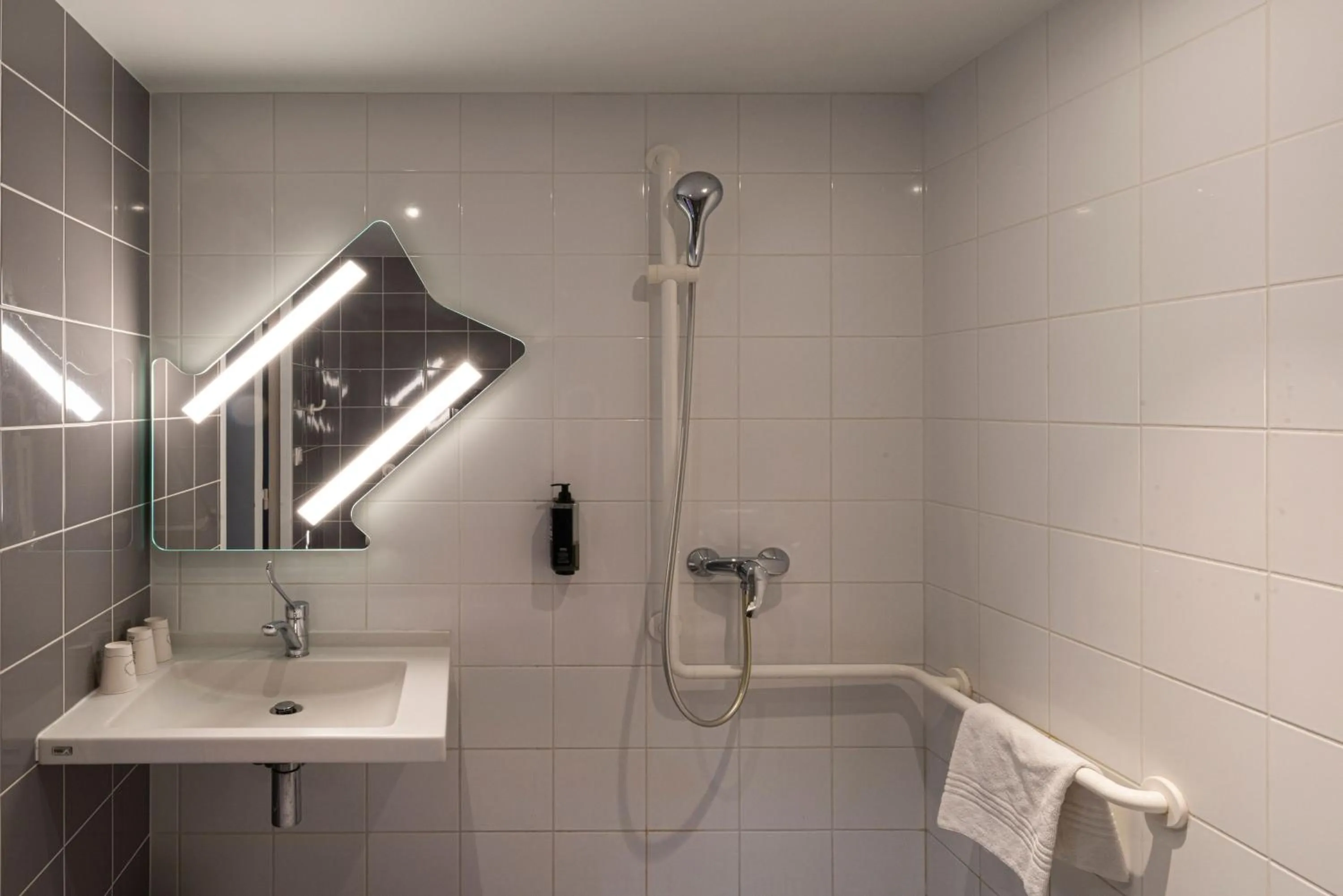 Bathroom in ibis budget Saint-Étienne Centre Gare Châteaucreux