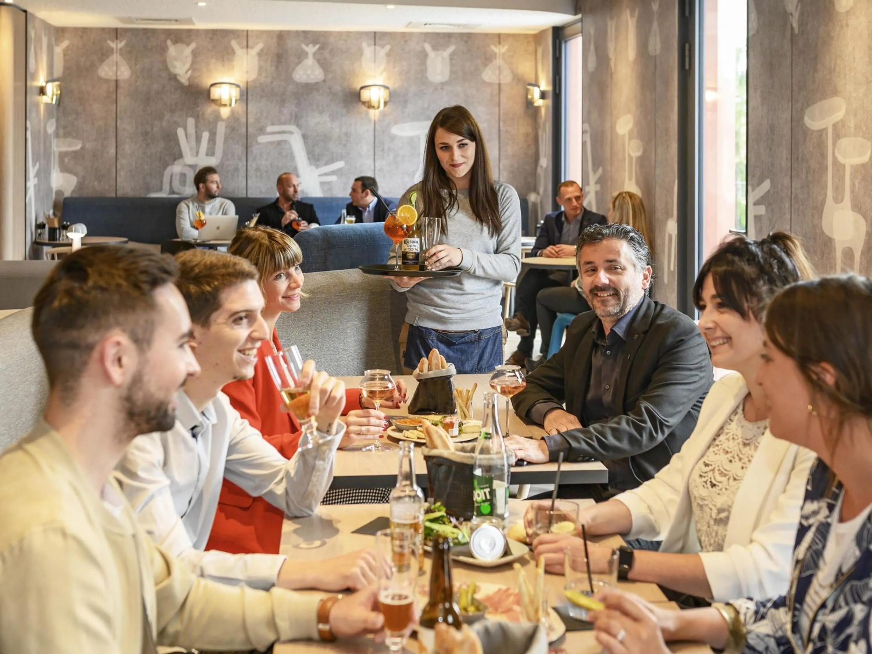 Lounge or bar in Novotel Saint-Étienne Centre Gare Châteaucreux