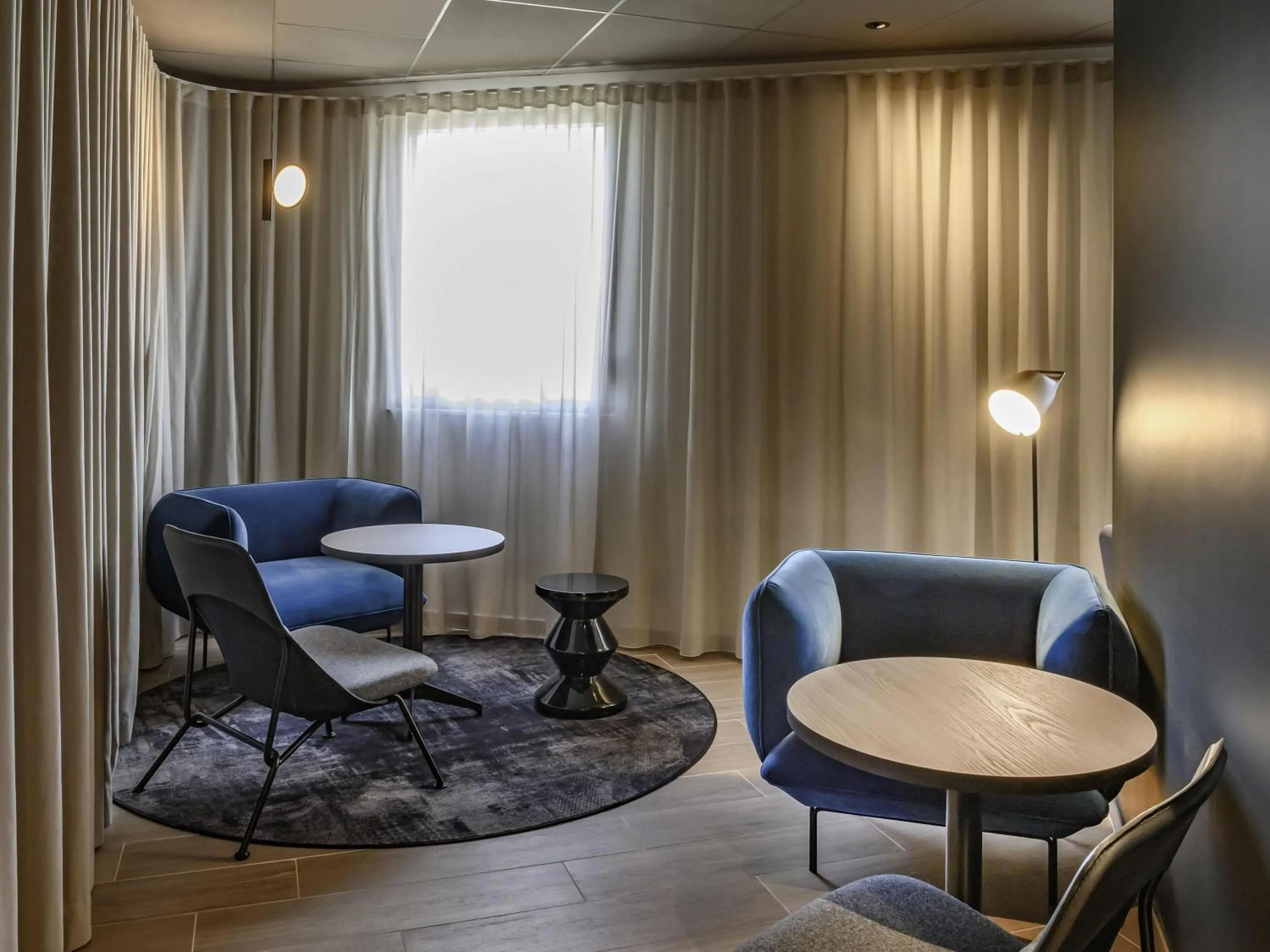Lounge or bar in Novotel Saint-Étienne Centre Gare Châteaucreux